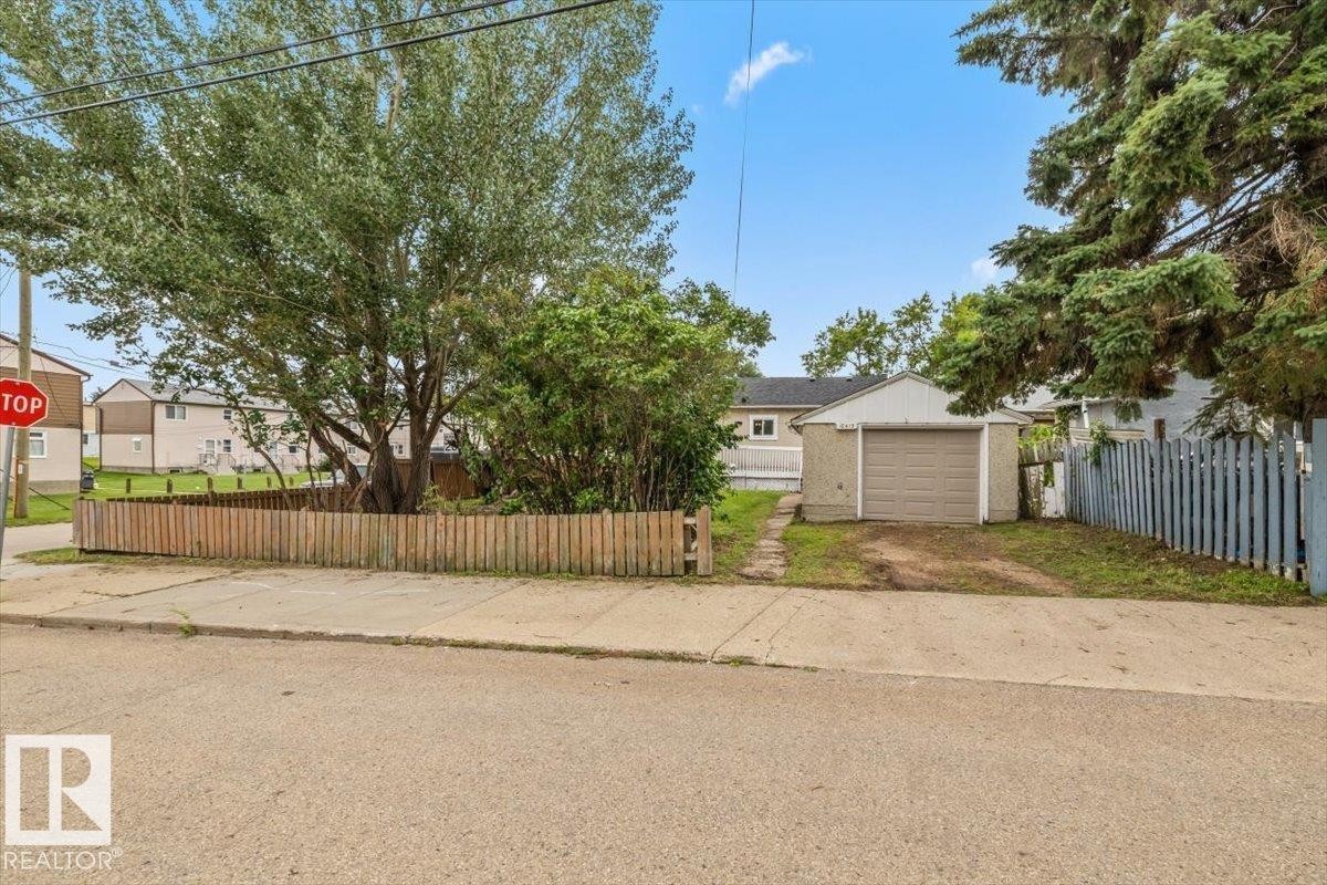 10415 98 Avenue, Fort Saskatchewan, AB - Outdoor