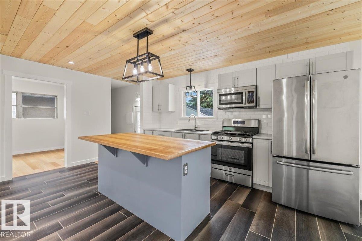 10415 98 Avenue, Fort Saskatchewan, AB - Indoor Photo Showing Kitchen