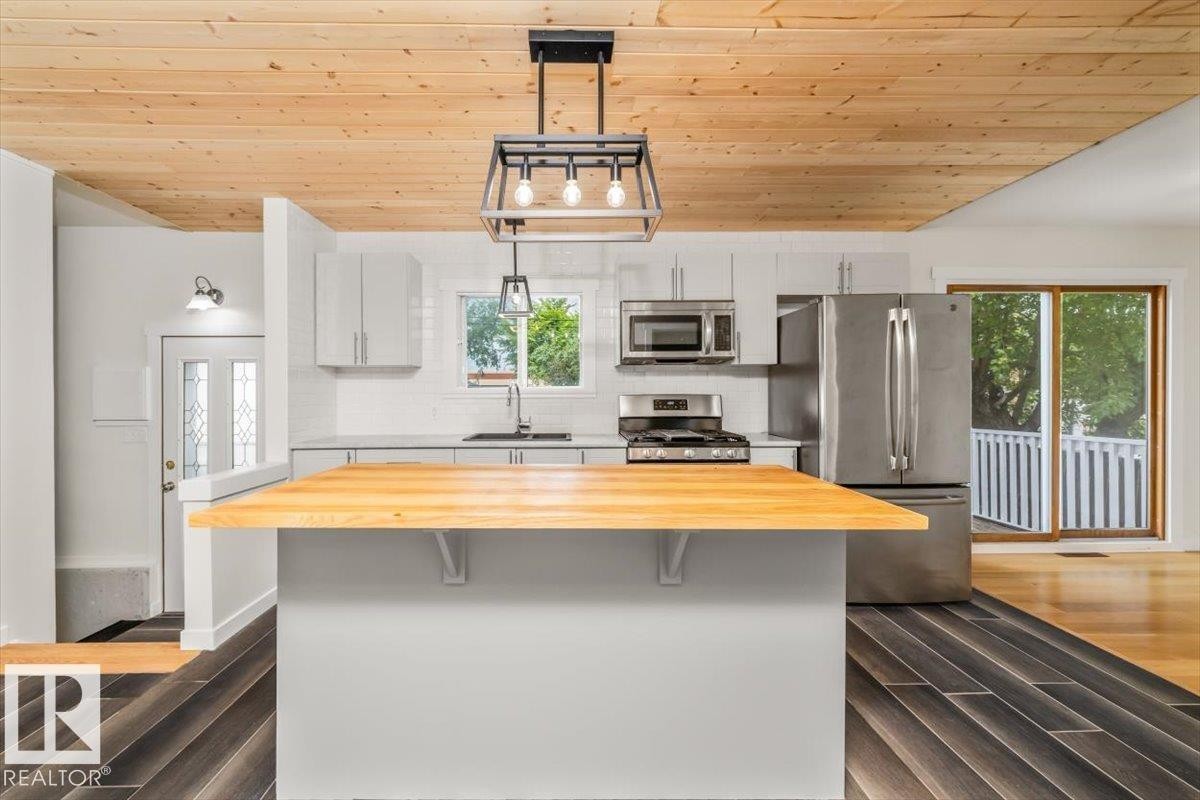 10415 98 Avenue, Fort Saskatchewan, AB - Indoor Photo Showing Kitchen With Upgraded Kitchen