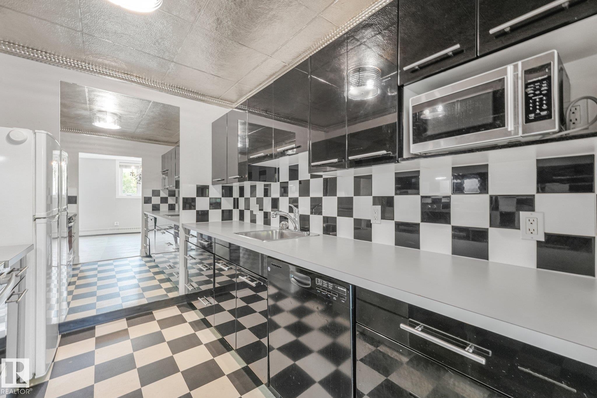 #302 9916 113 St Nw, Edmonton, AB - Indoor Photo Showing Kitchen