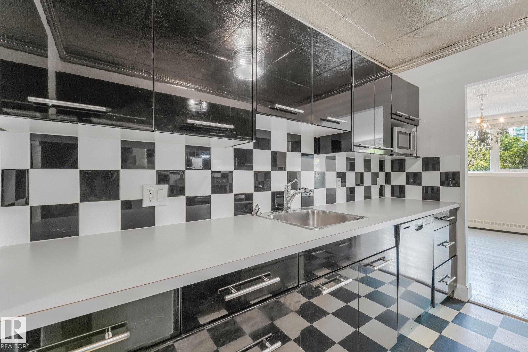 #302 9916 113 St Nw, Edmonton, AB - Indoor Photo Showing Kitchen