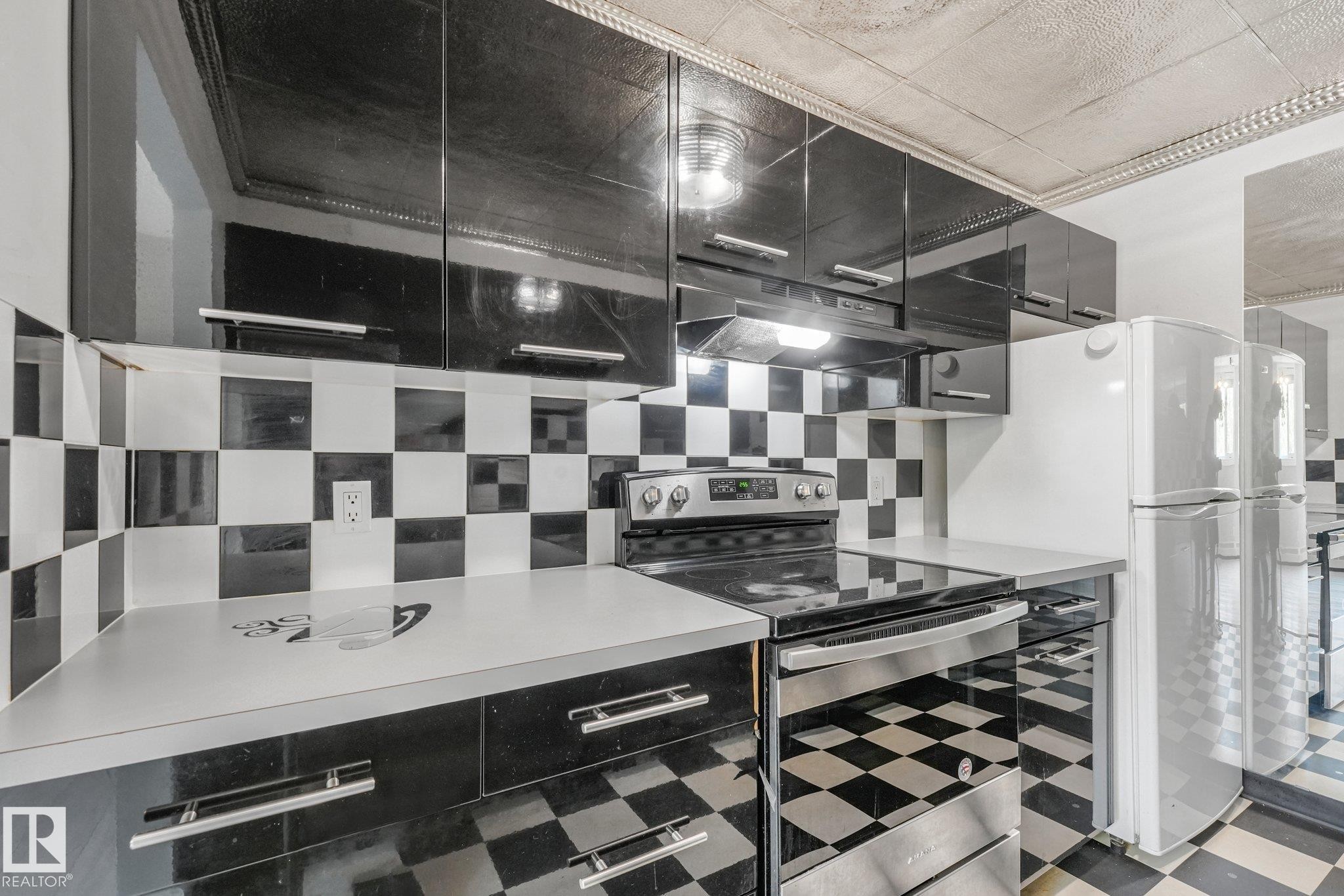 #302 9916 113 St Nw, Edmonton, AB - Indoor Photo Showing Kitchen With Upgraded Kitchen