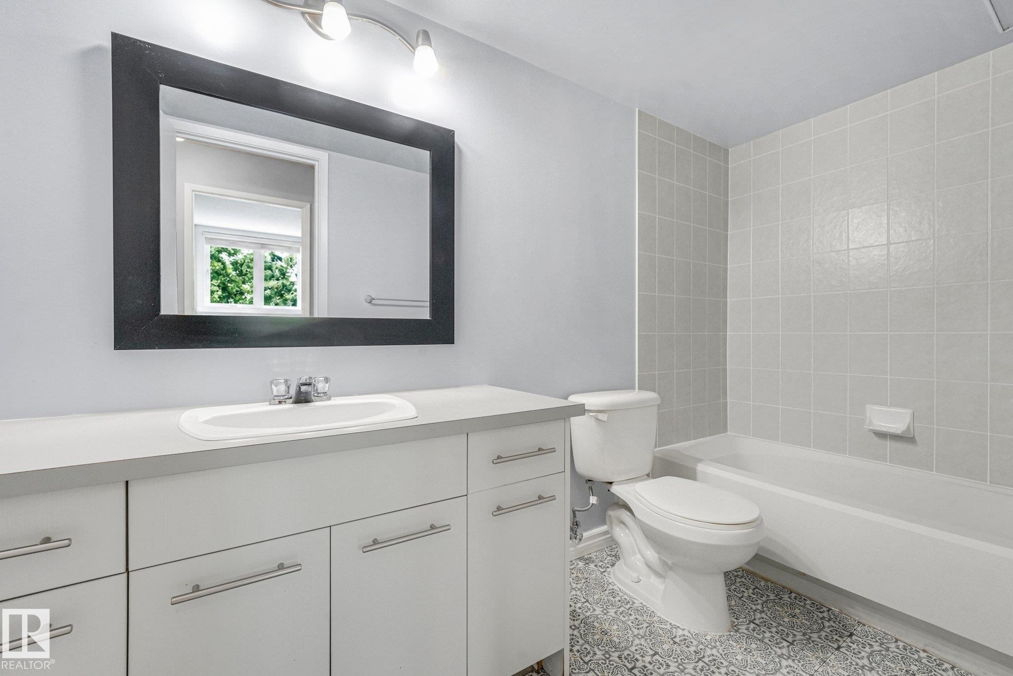 #302 9916 113 St Nw, Edmonton, AB - Indoor Photo Showing Bathroom