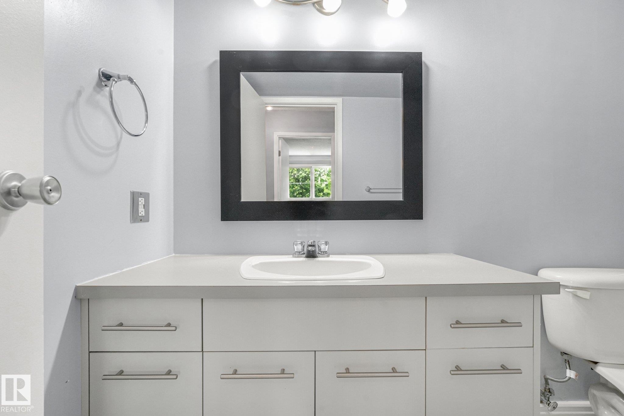 #302 9916 113 St Nw, Edmonton, AB - Indoor Photo Showing Bathroom