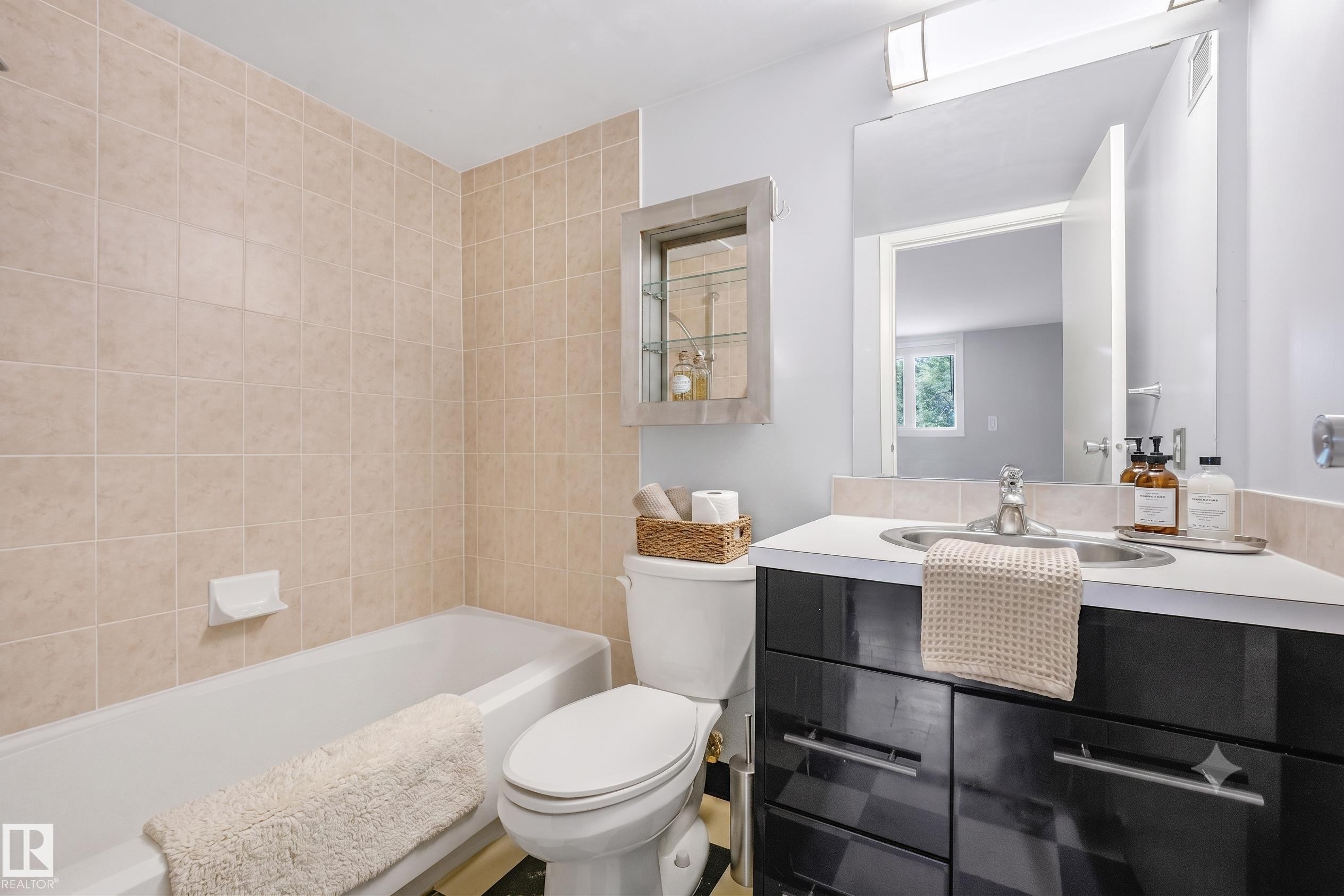 #302 9916 113 St Nw, Edmonton, AB - Indoor Photo Showing Bathroom