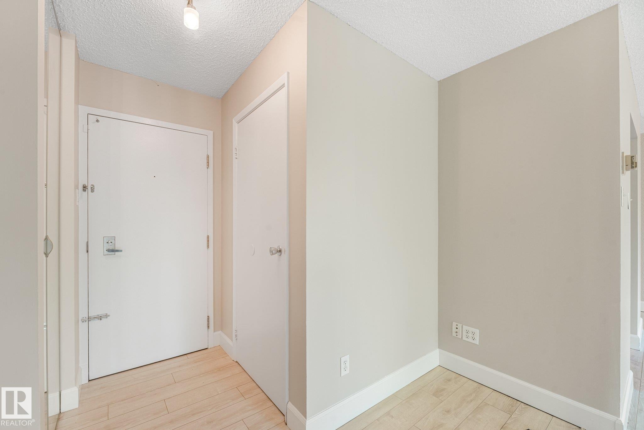 #302 9916 113 St Nw, Edmonton, AB - Indoor Photo Showing Other Room