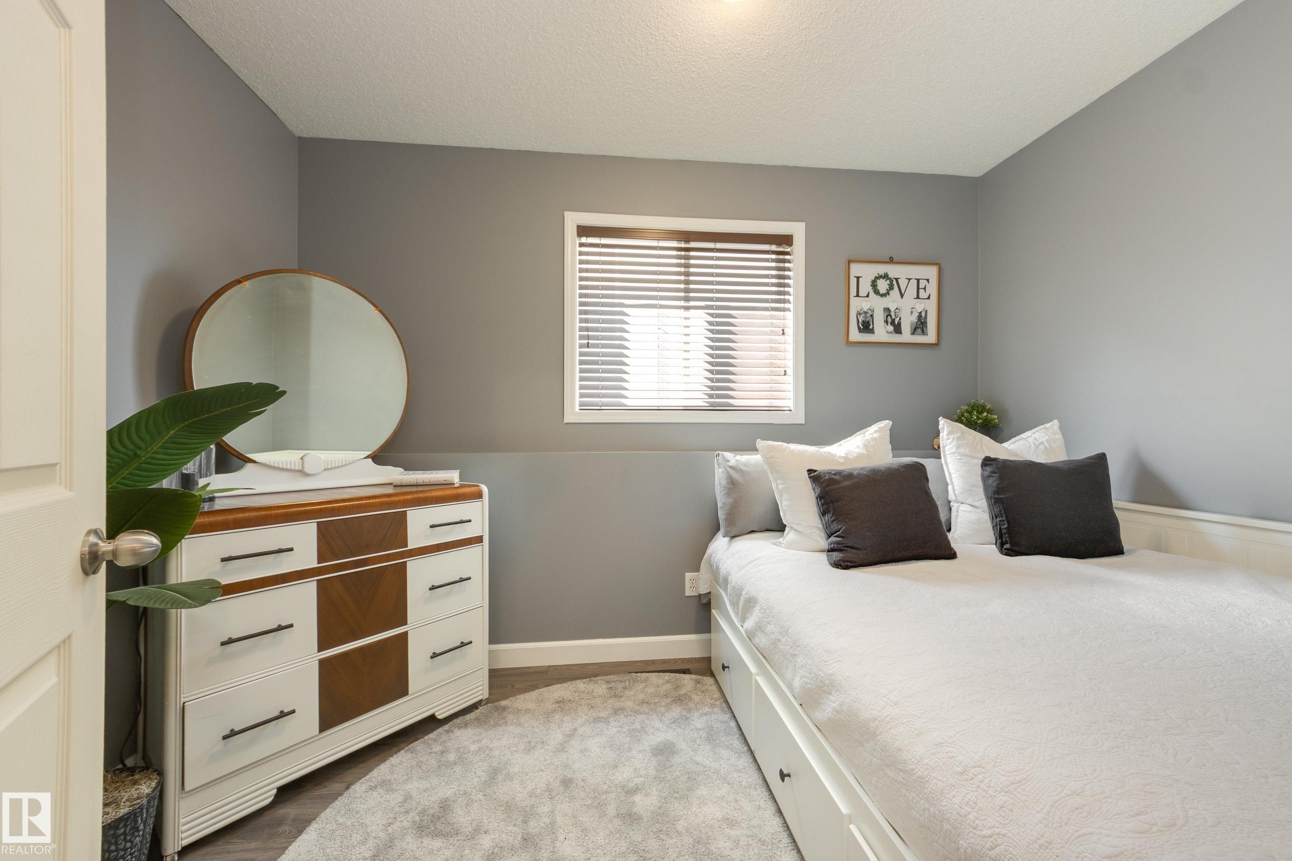 7904 13 Avenue Sw, Edmonton, AB