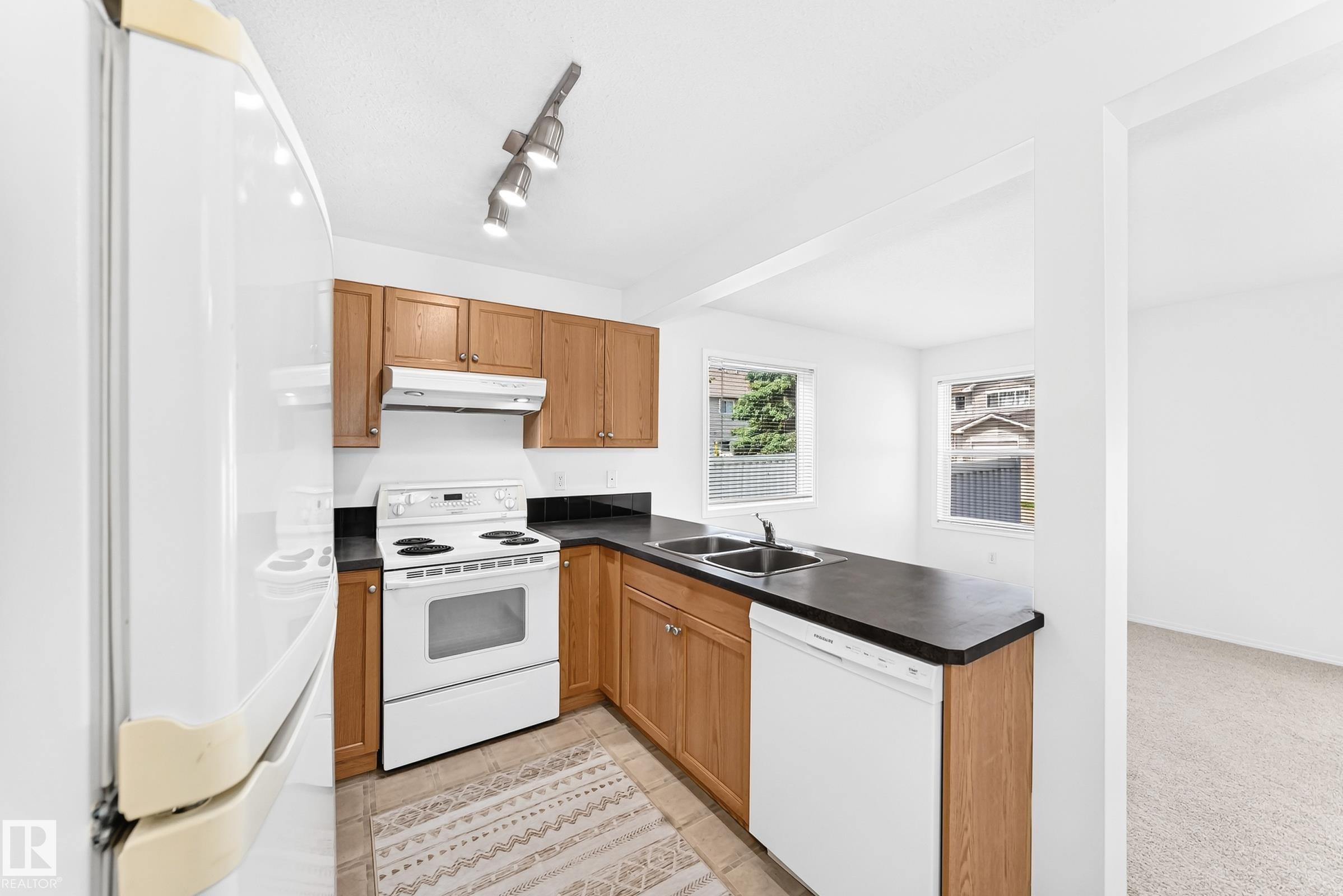 #93 230 Edwards Dr Sw, Edmonton, AB - Indoor Photo Showing Kitchen With Double Sink