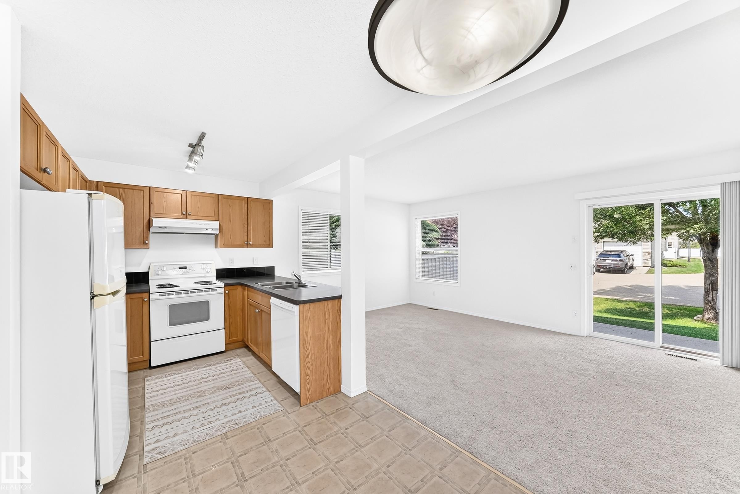 #93 230 Edwards Dr Sw, Edmonton, AB - Indoor Photo Showing Kitchen