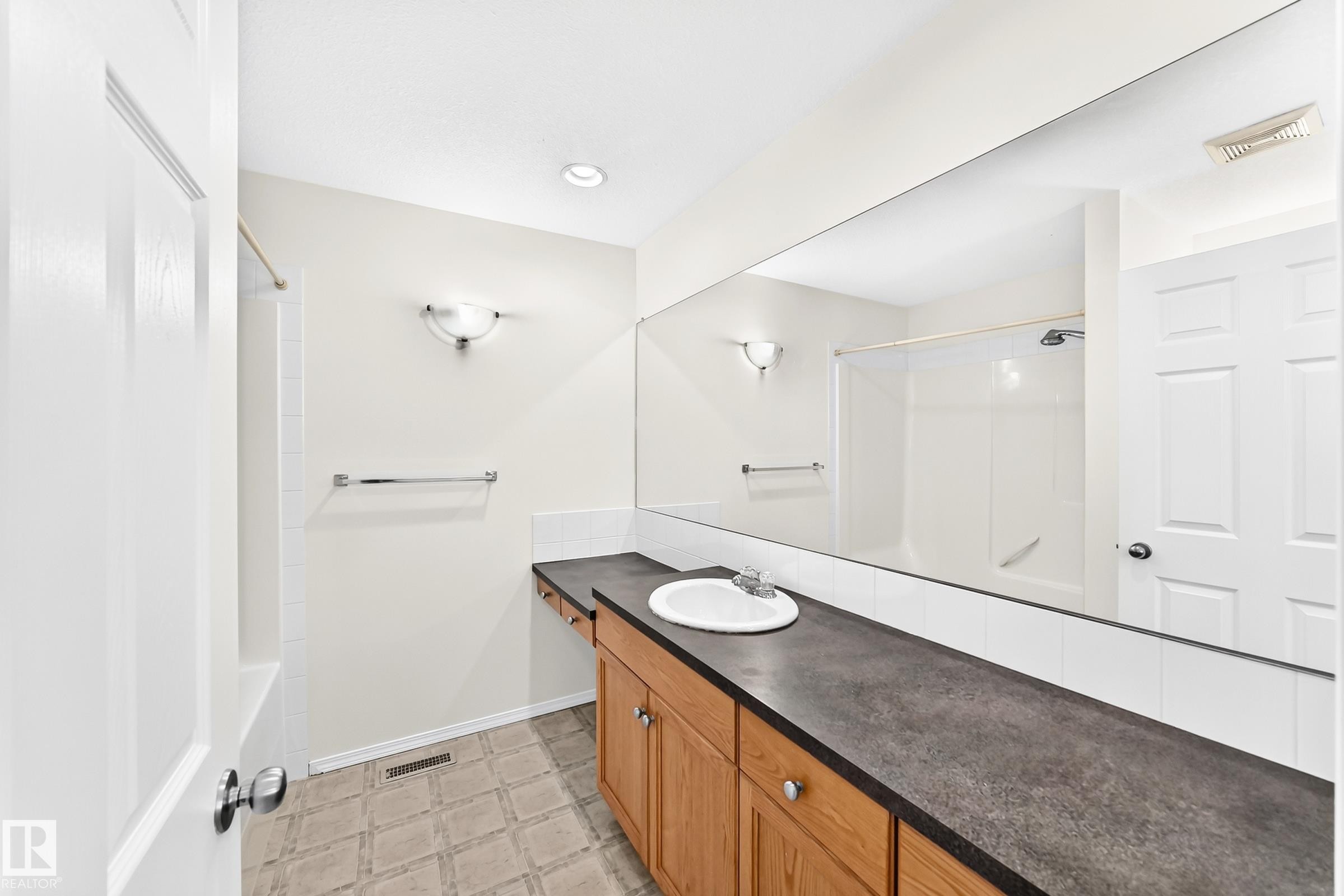 #93 230 Edwards Dr Sw, Edmonton, AB - Indoor Photo Showing Bathroom