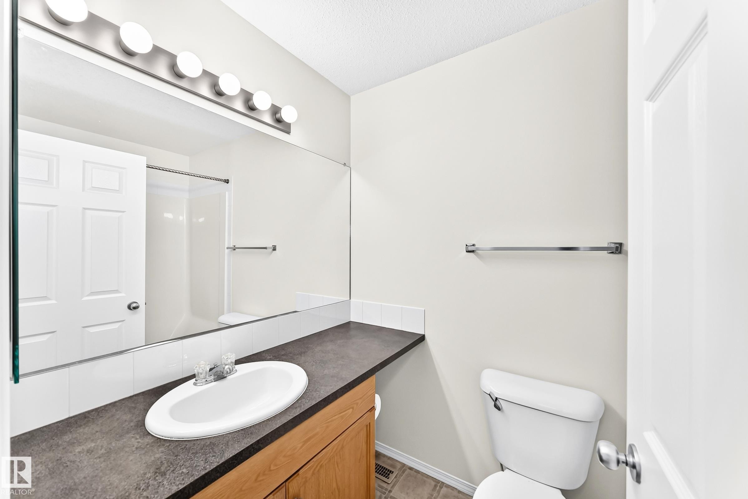 #93 230 Edwards Dr Sw, Edmonton, AB - Indoor Photo Showing Bathroom