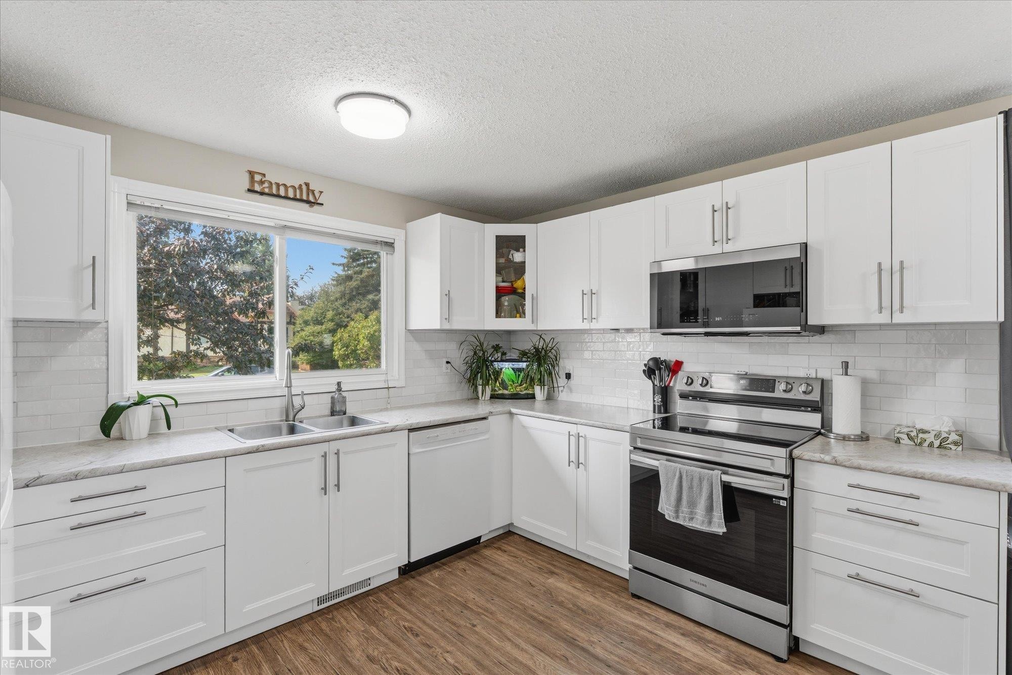 79 Greystone Drive, Spruce Grove, AB - Indoor Photo Showing Kitchen With Double Sink