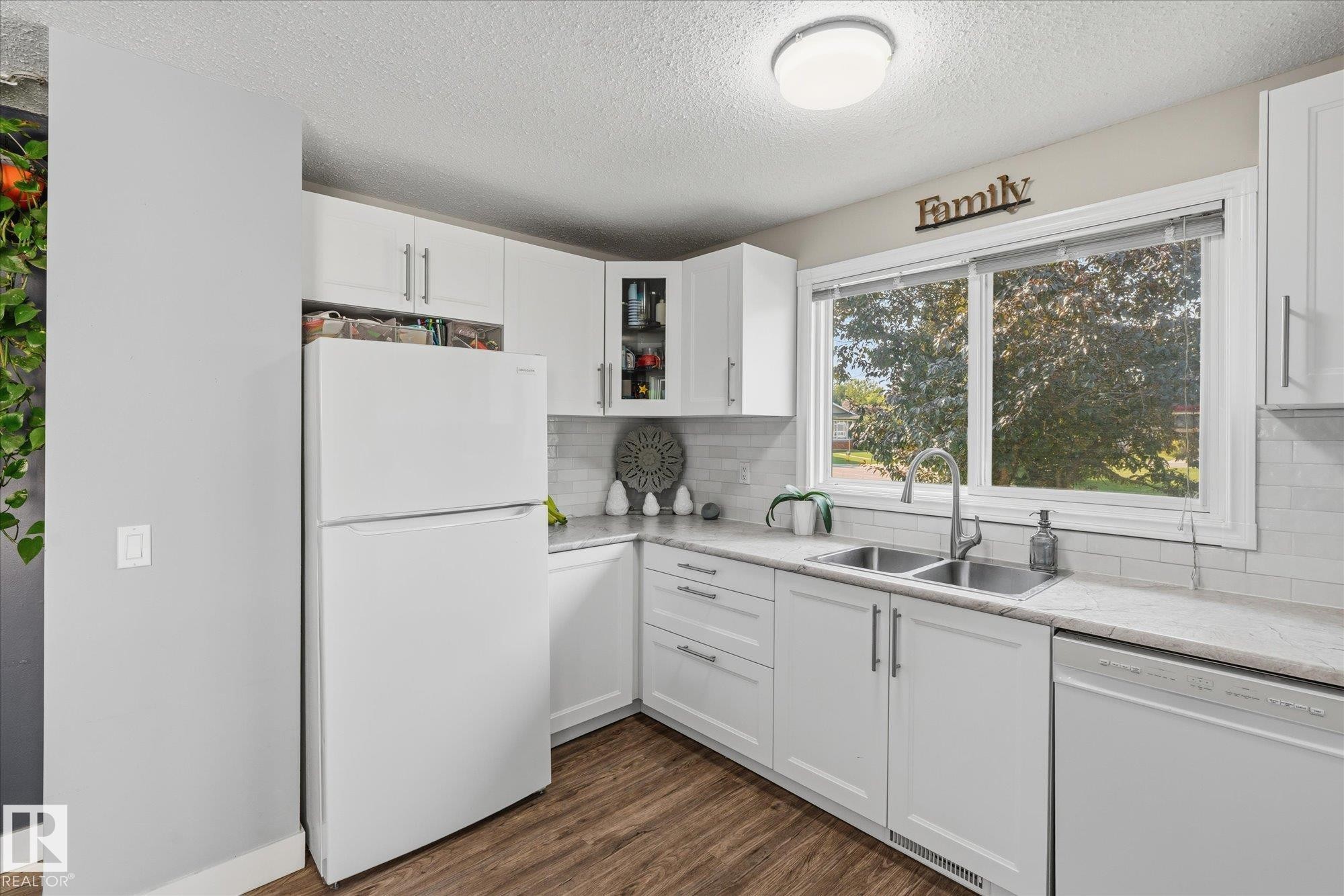79 Greystone Drive, Spruce Grove, AB - Indoor Photo Showing Kitchen With Double Sink