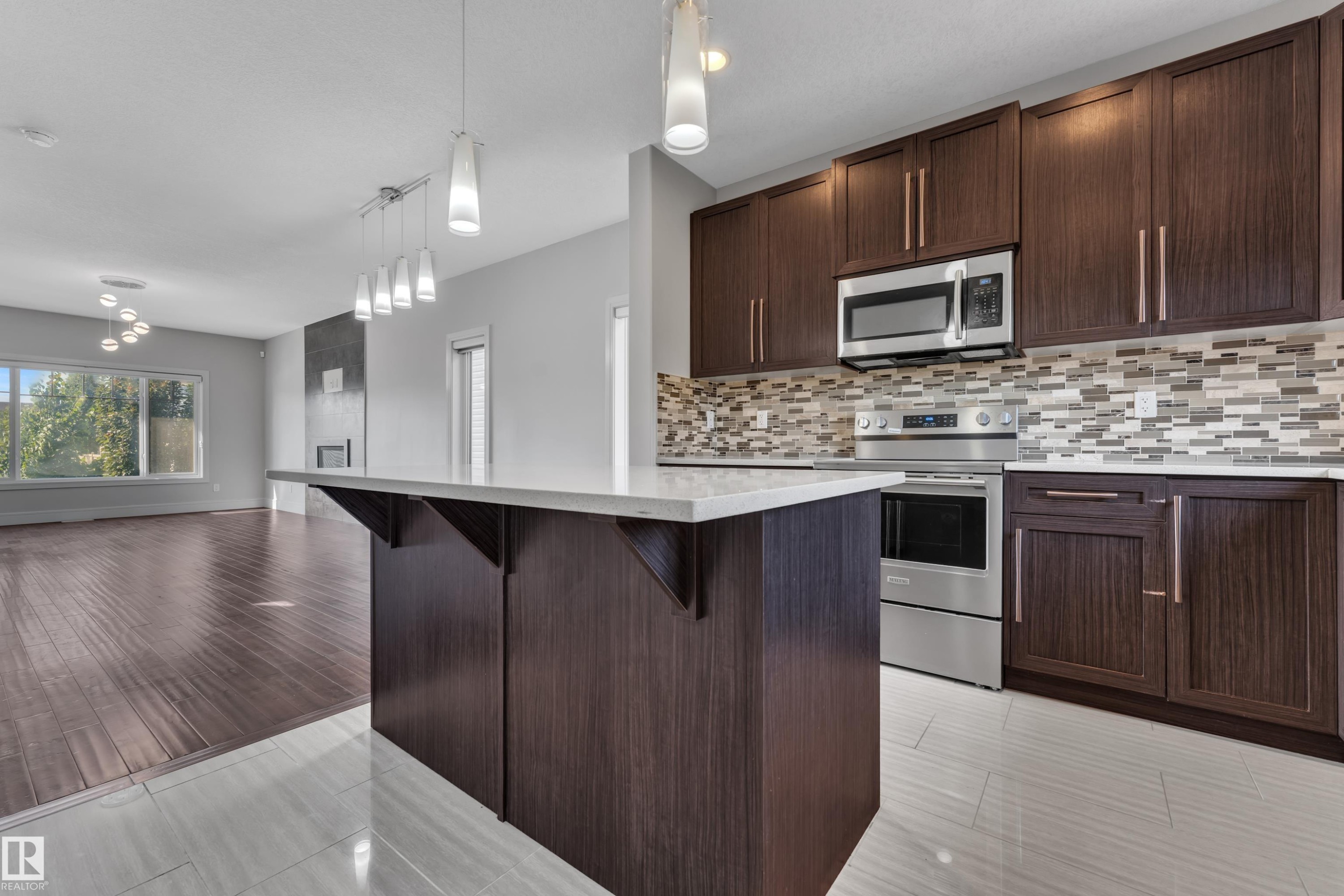 2604 20 Avenue Nw, Edmonton, AB - Indoor Photo Showing Kitchen With Upgraded Kitchen