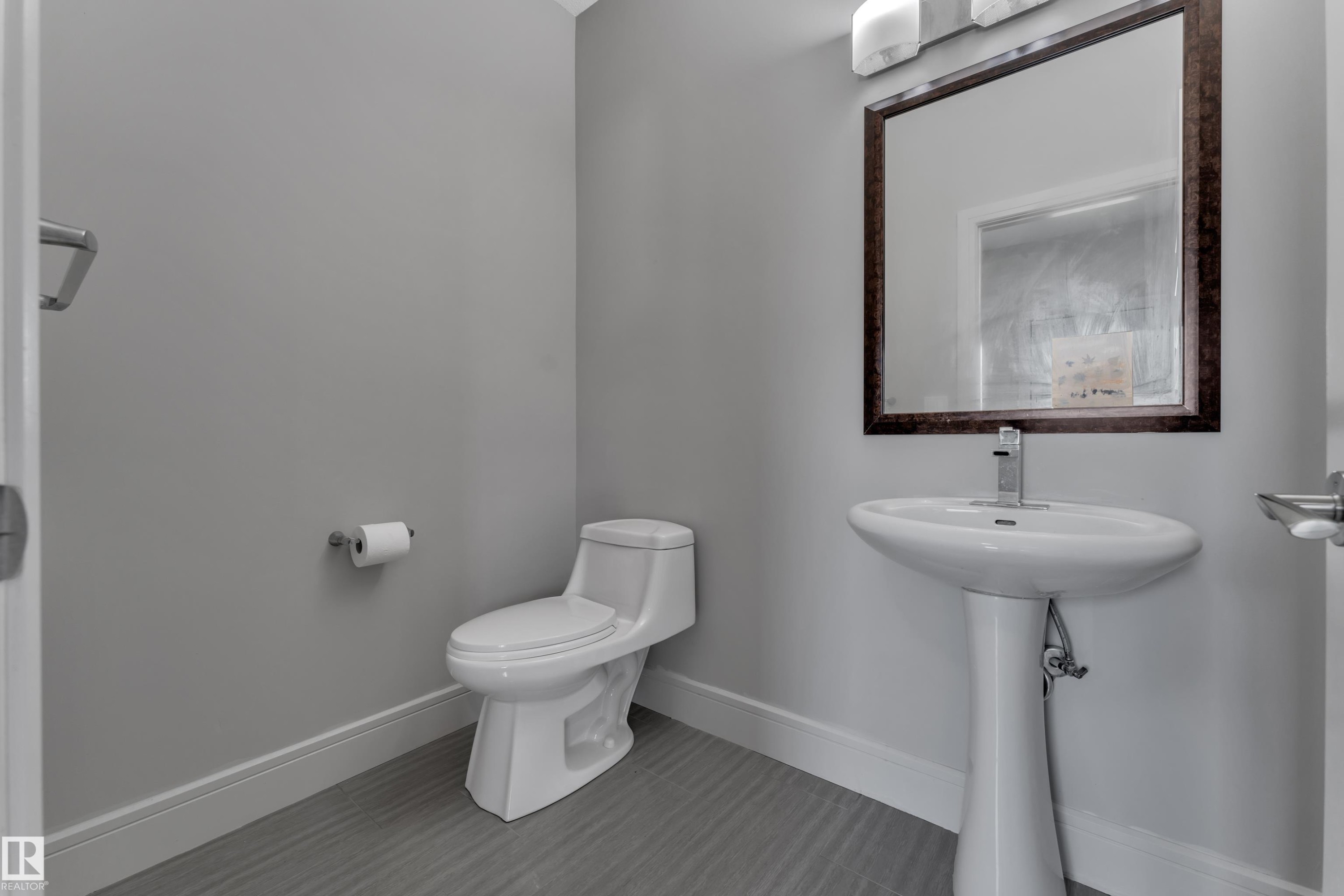 2604 20 Avenue Nw, Edmonton, AB - Indoor Photo Showing Bathroom