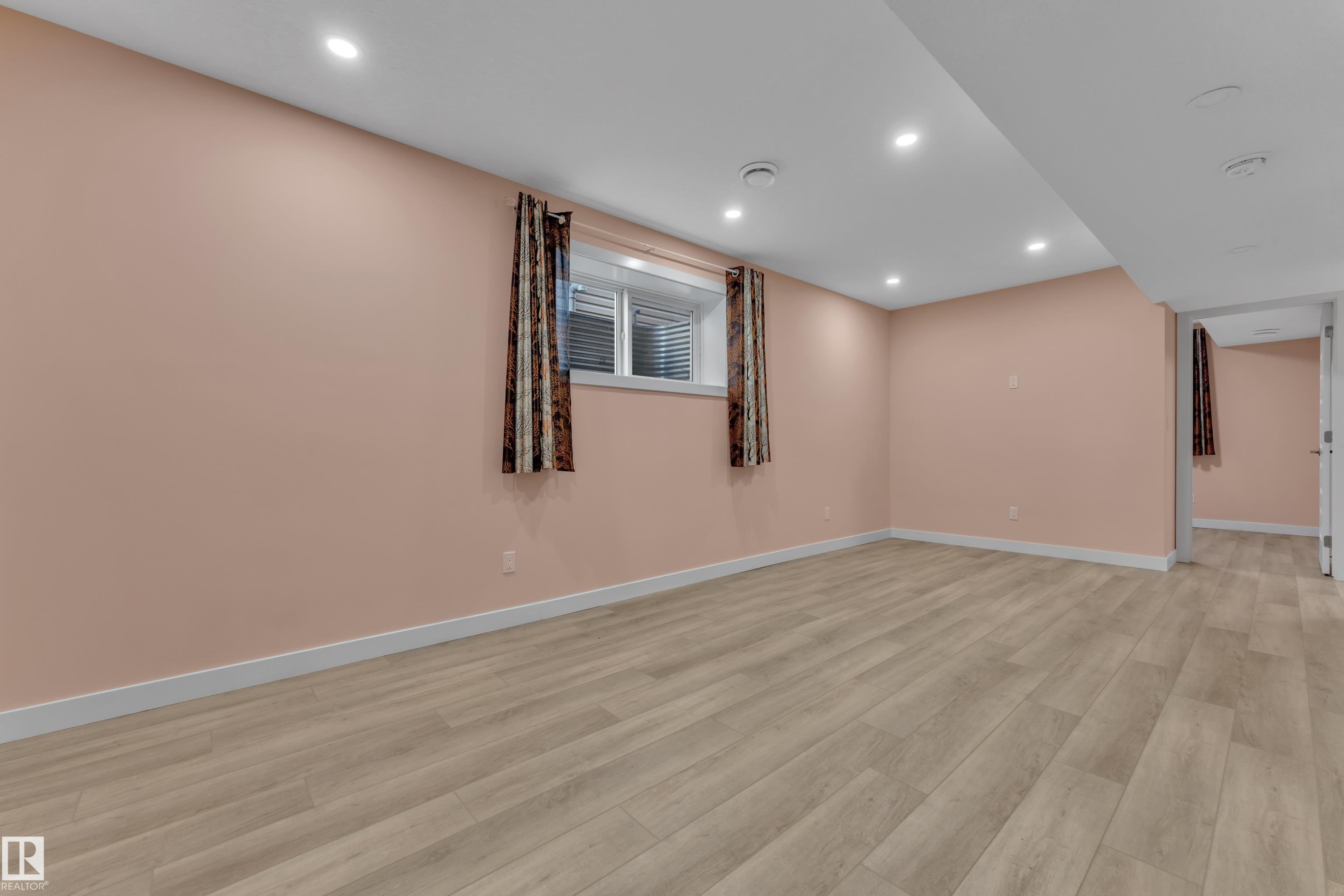 2604 20 Avenue Nw, Edmonton, AB - Indoor Photo Showing Other Room