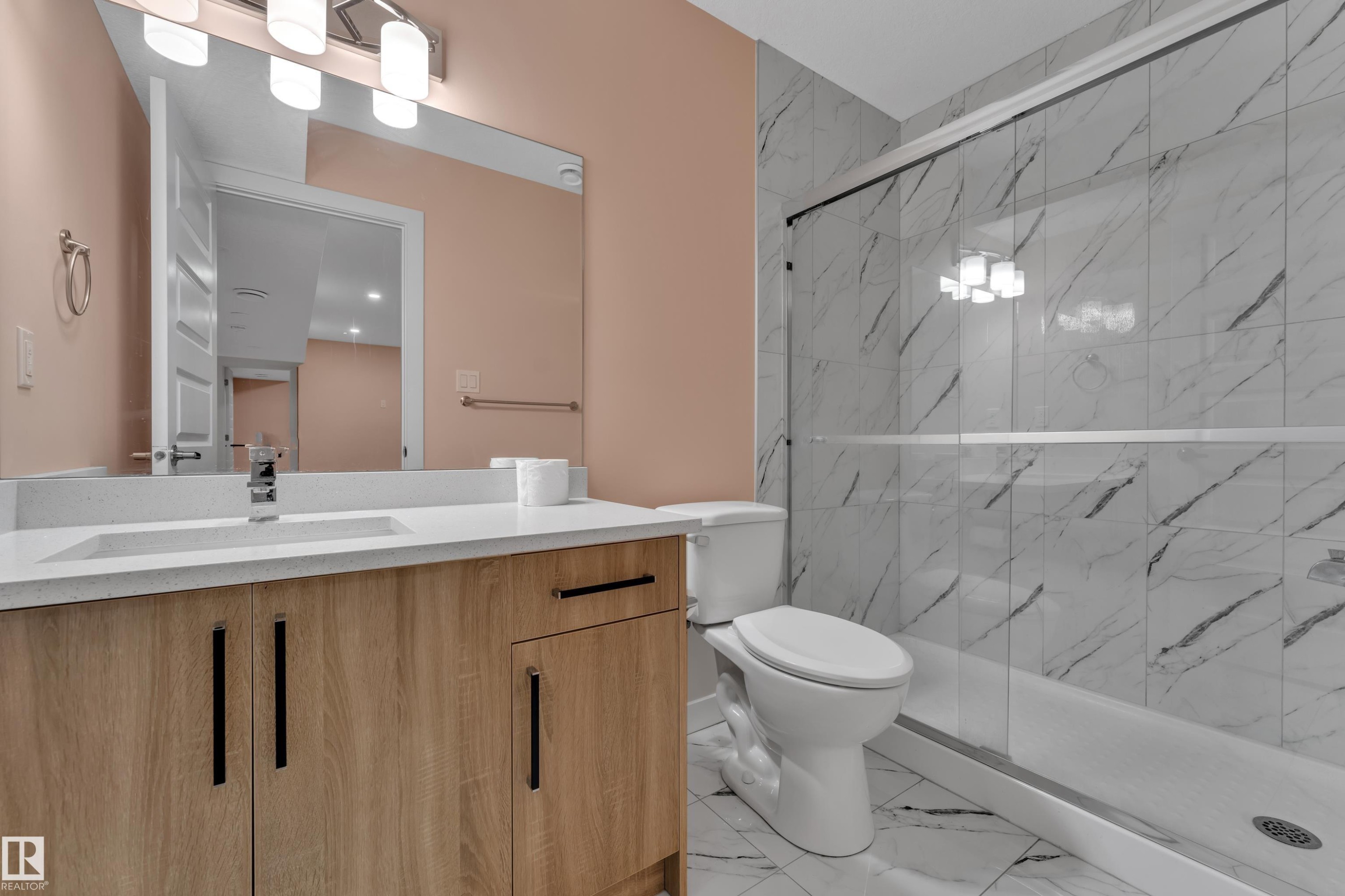 2604 20 Avenue Nw, Edmonton, AB - Indoor Photo Showing Bathroom