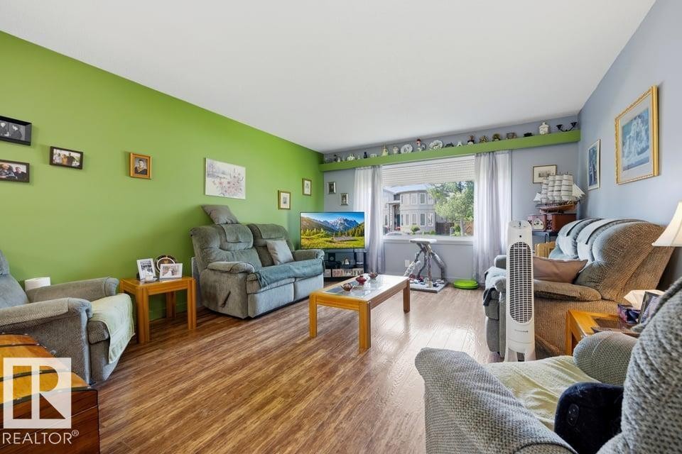 9823 151 Street Nw, Edmonton, AB - Indoor Photo Showing Living Room