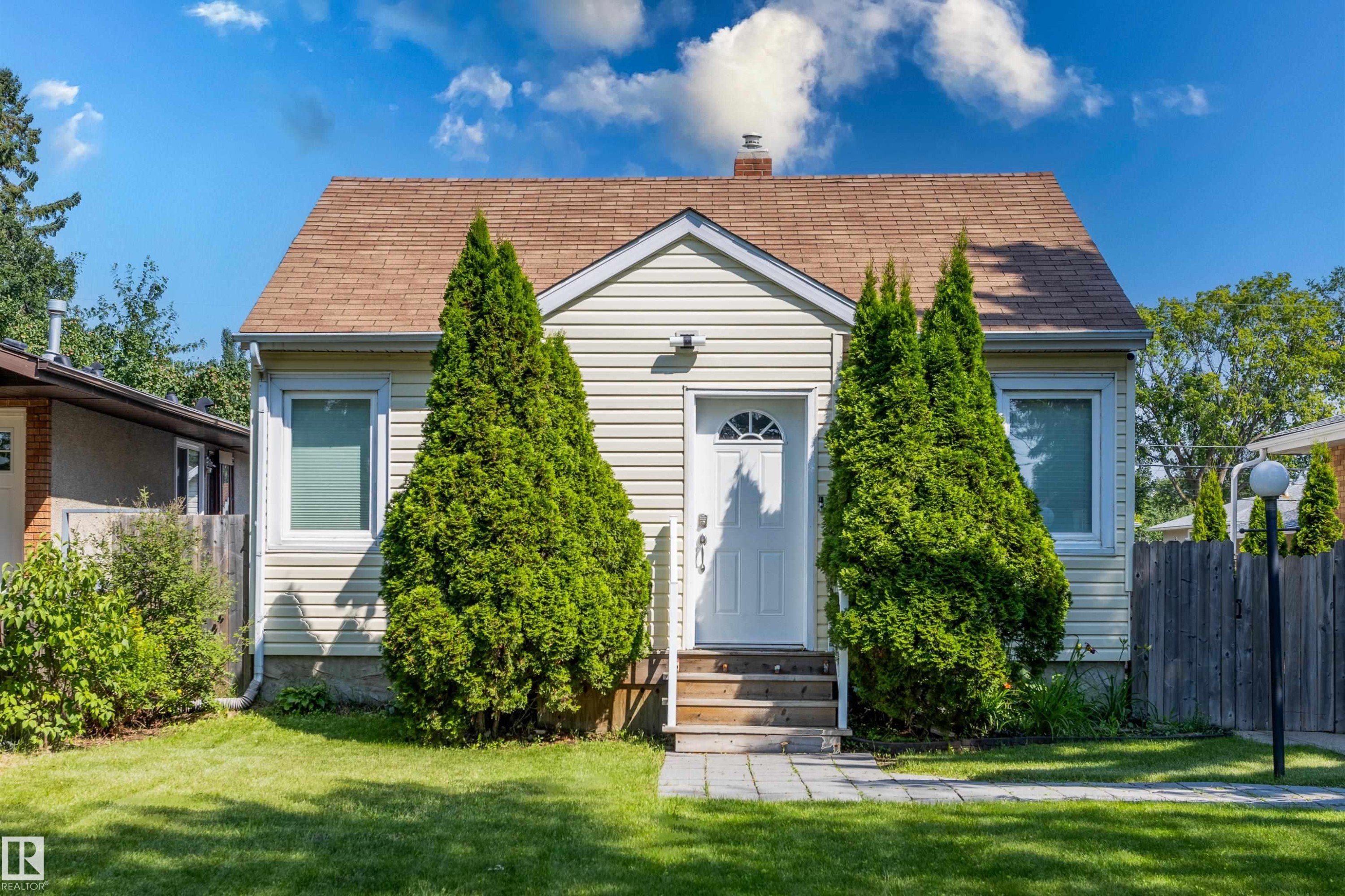 Charming facade with light-colored siding, a gabled roof, and a welcoming front entrance - 12431 81 Street Nw, Edmonton, AB - Outdoor