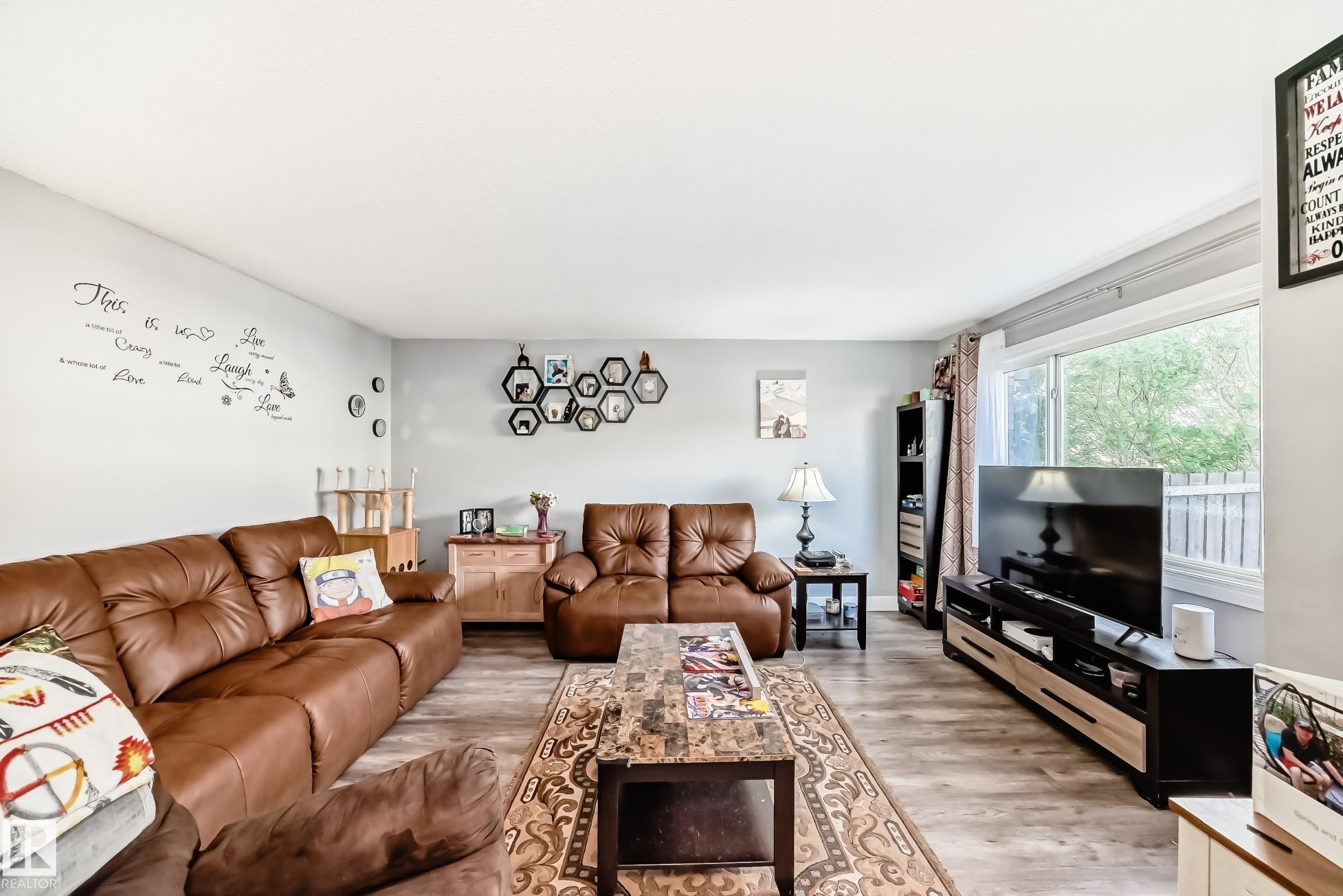 167 Roseland Village Nw, Edmonton, AB - Indoor Photo Showing Living Room