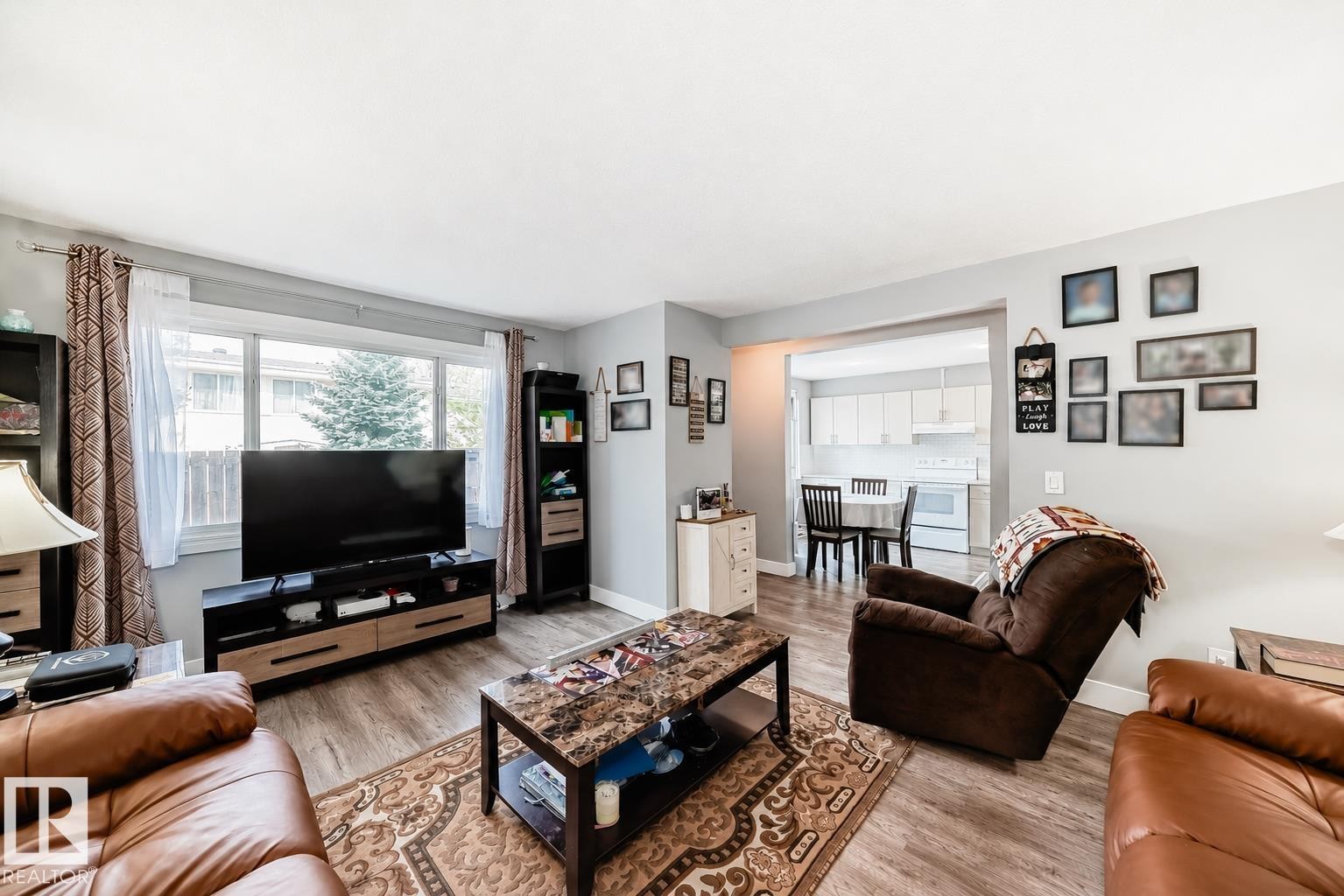 167 Roseland Village Nw, Edmonton, AB - Indoor Photo Showing Living Room