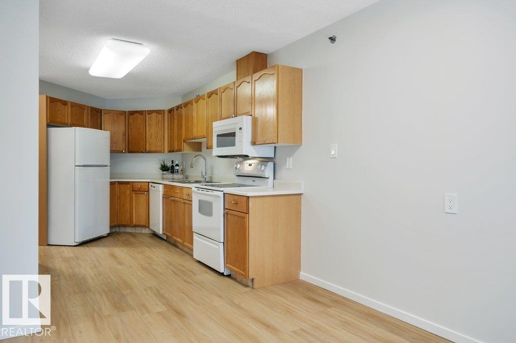 #404E 17511 98A Av Nw, Edmonton, AB - Indoor Photo Showing Kitchen