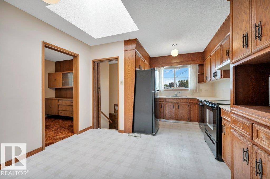 8507 70 Street Nw, Edmonton, AB - Indoor Photo Showing Kitchen