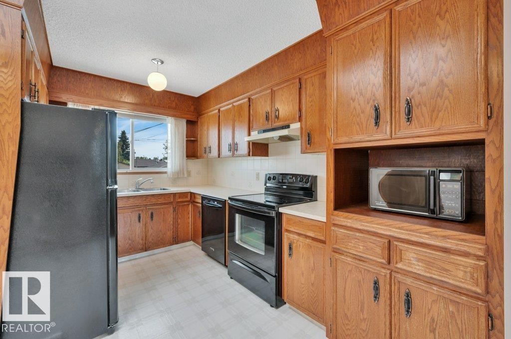 8507 70 Street Nw, Edmonton, AB - Indoor Photo Showing Kitchen