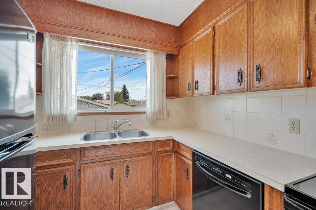 8507 70 Street Nw, Edmonton, AB - Indoor Photo Showing Kitchen With Double Sink