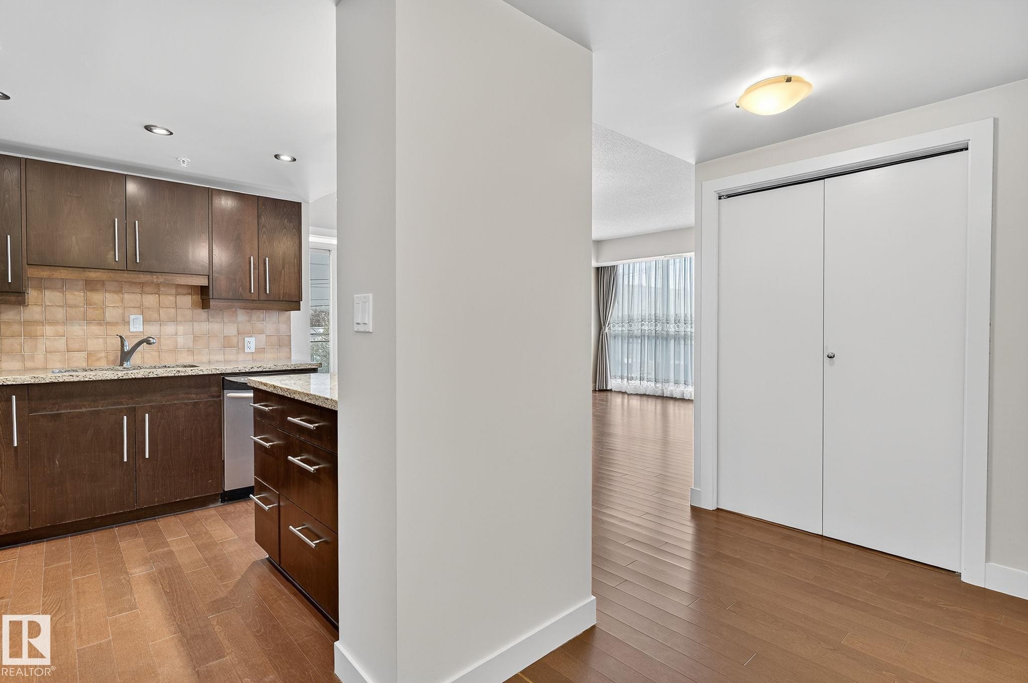 #203 10046 117 St Nw, Edmonton, AB - Indoor Photo Showing Kitchen