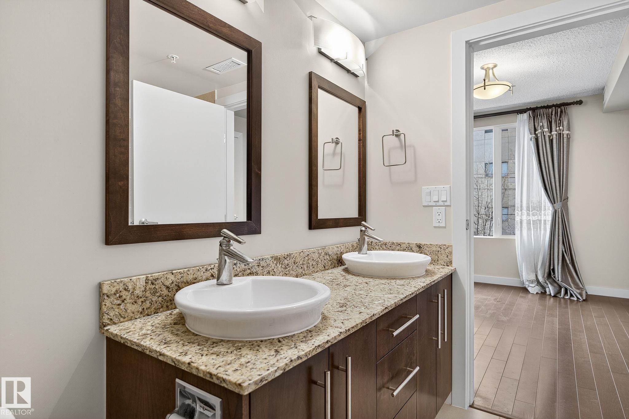 #203 10046 117 St Nw, Edmonton, AB - Indoor Photo Showing Bathroom