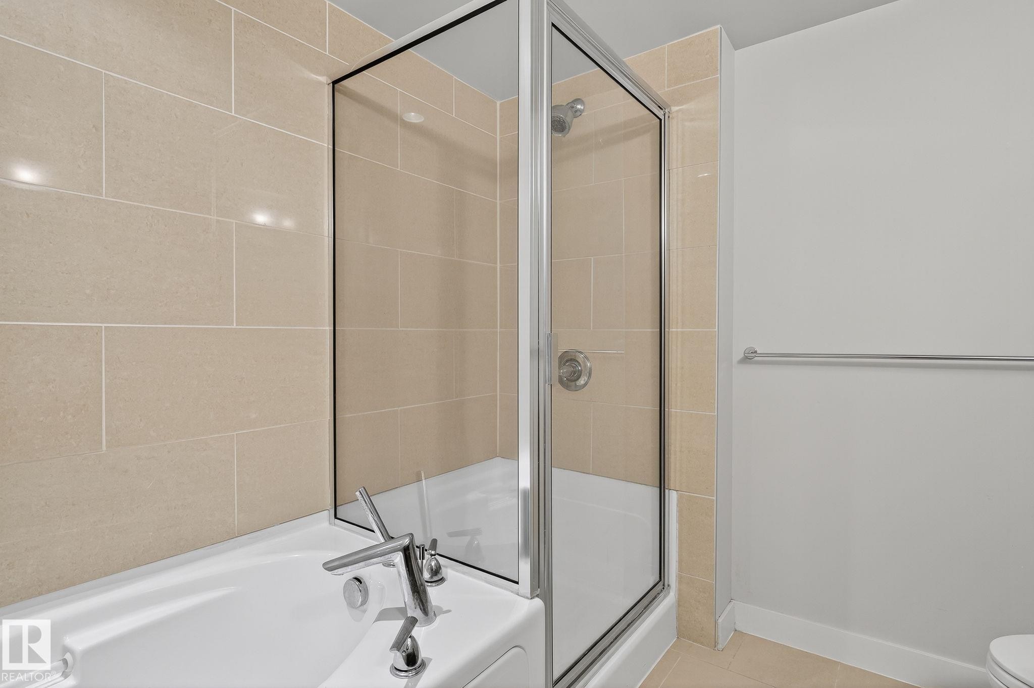 #203 10046 117 St Nw, Edmonton, AB - Indoor Photo Showing Bathroom