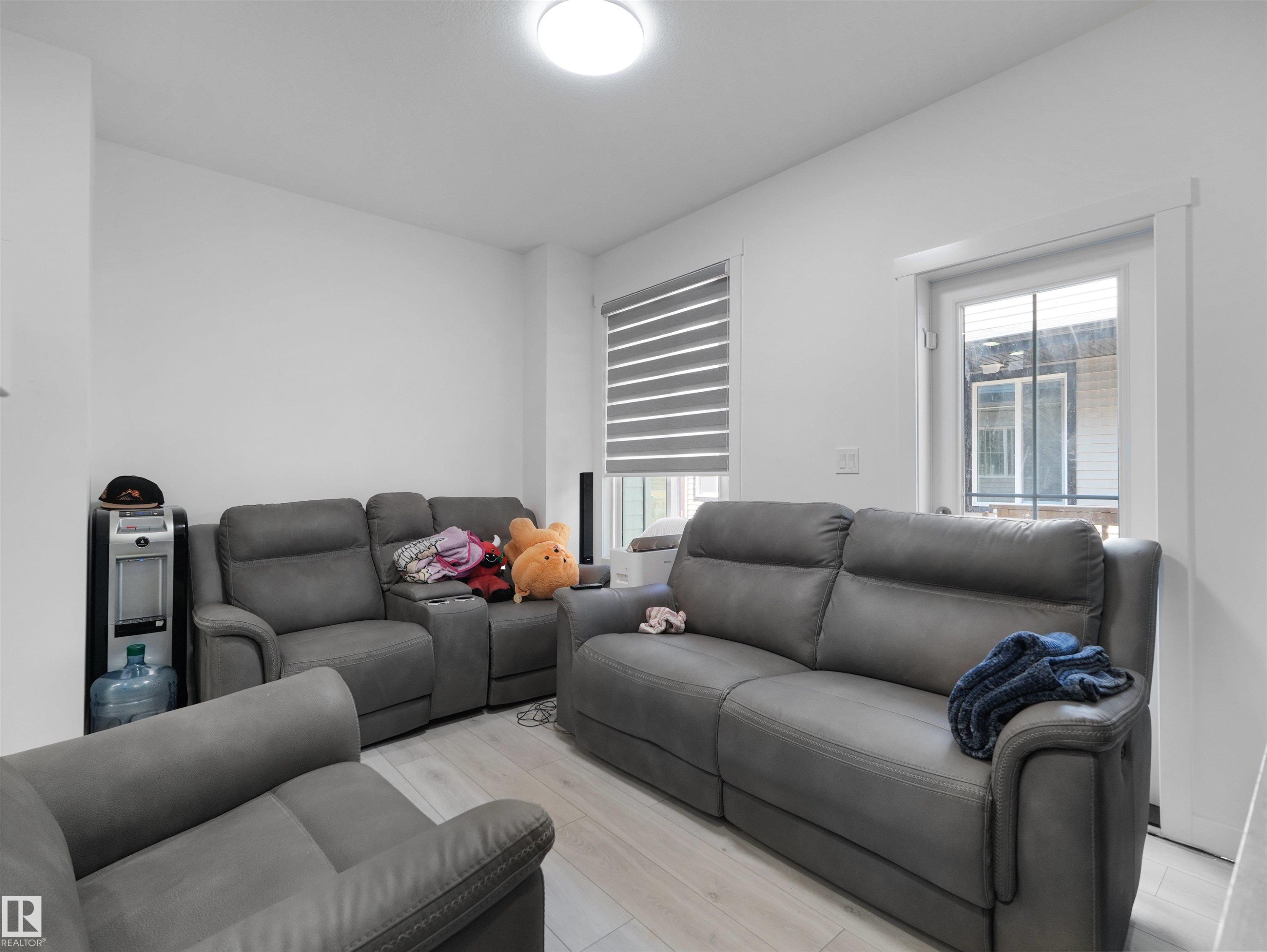 #7 7110 Keswick Common Sw, Edmonton, AB - Indoor Photo Showing Living Room