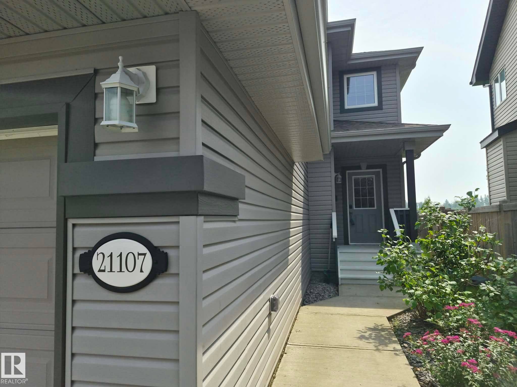 21107 58 Avenue Nw, Edmonton, AB - Indoor Photo Showing Garage
