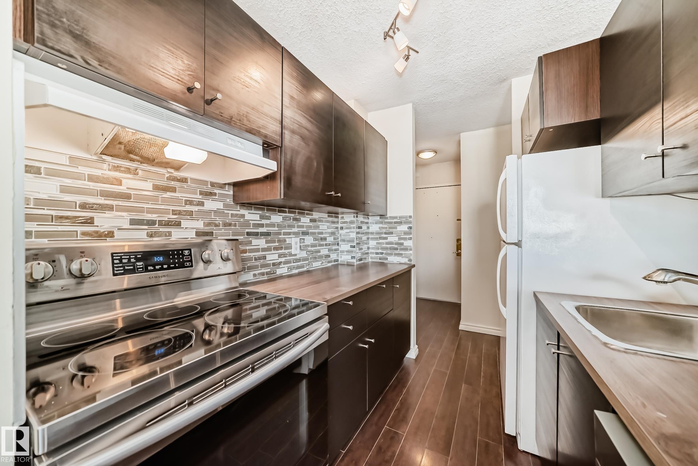 #1601 9909 110 St Nw, Edmonton, AB - Indoor Photo Showing Kitchen With Upgraded Kitchen