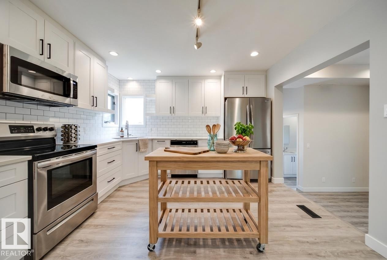 10519 140 Street Nw, Edmonton, AB - Indoor Photo Showing Kitchen With Upgraded Kitchen