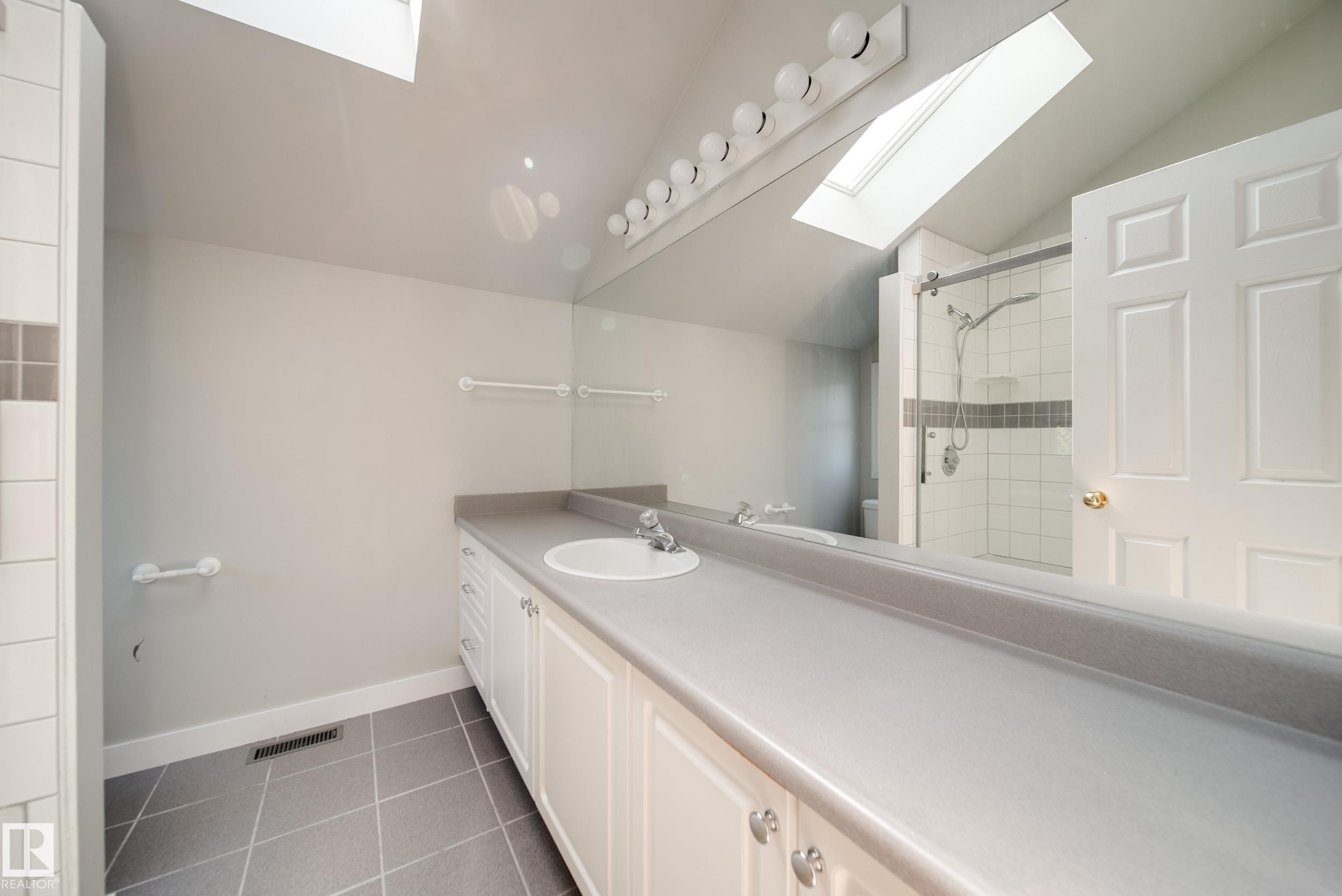 10519 140 Street Nw, Edmonton, AB - Indoor Photo Showing Bathroom