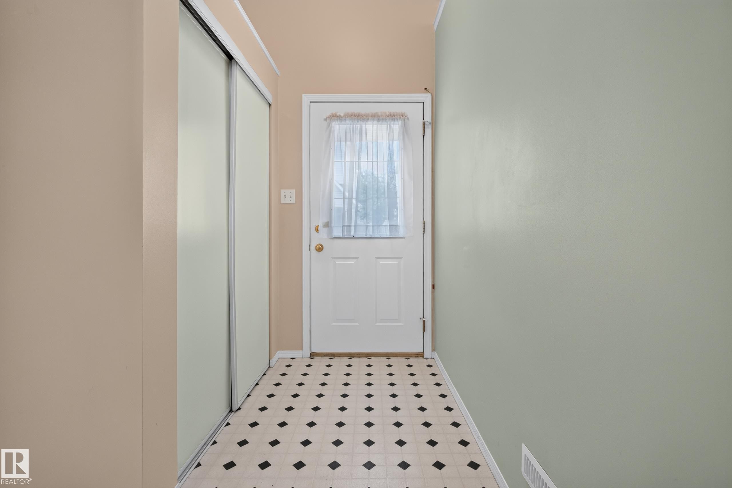 #111 1670 Jamha Rd Nw, Edmonton, AB - Indoor Photo Showing Other Room