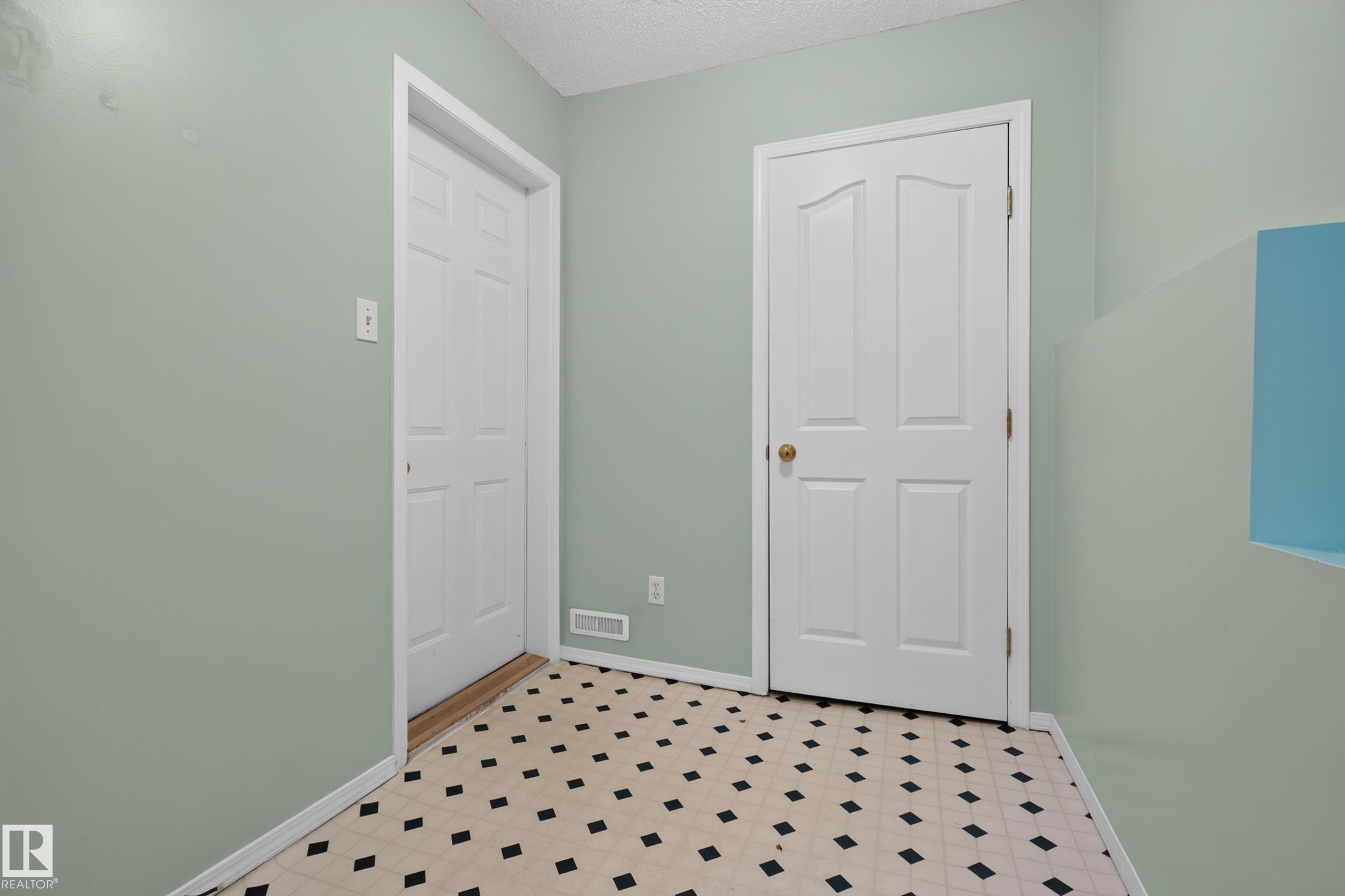 #111 1670 Jamha Rd Nw, Edmonton, AB - Indoor