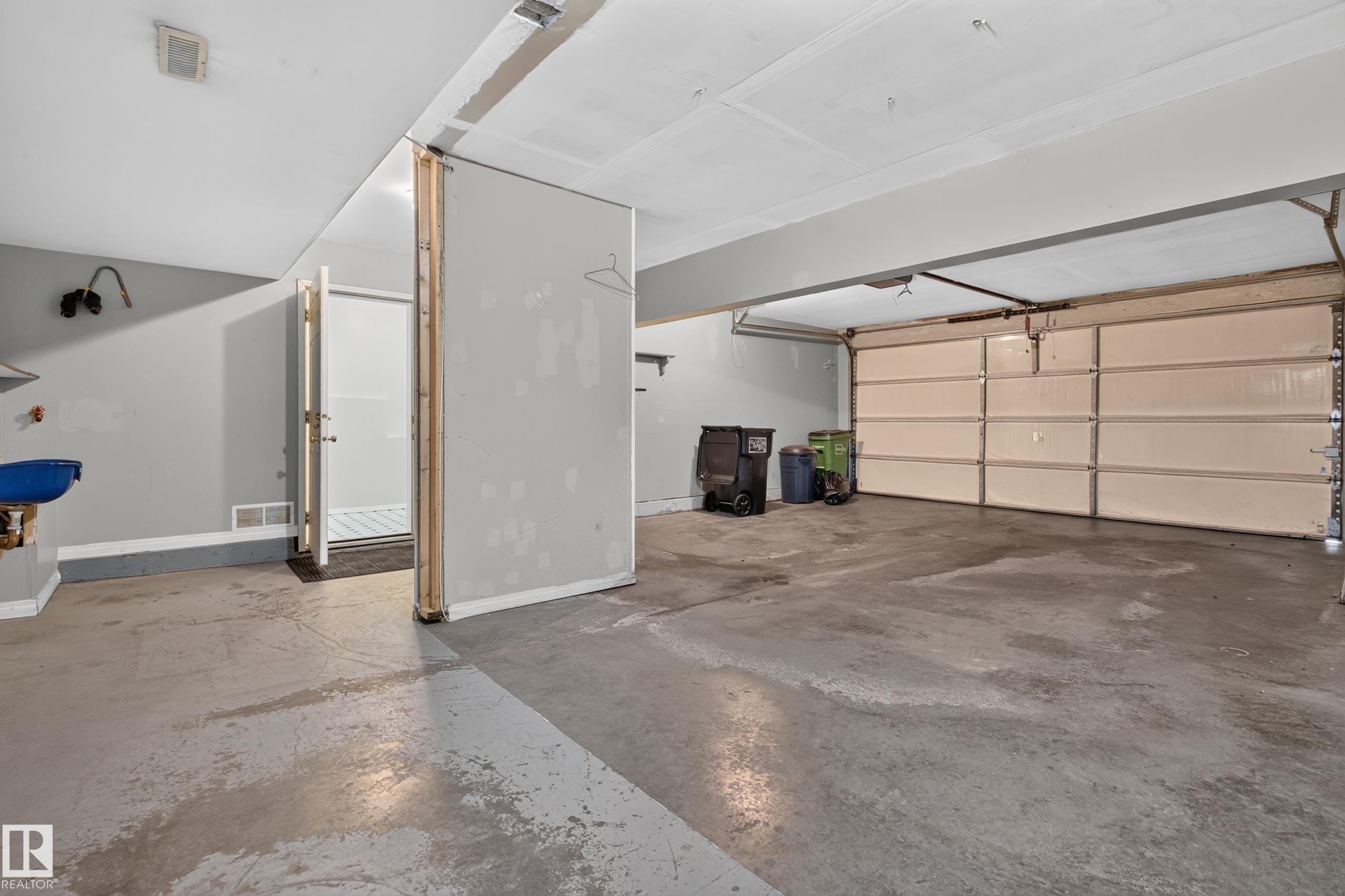 #111 1670 Jamha Rd Nw, Edmonton, AB - Indoor Photo Showing Garage