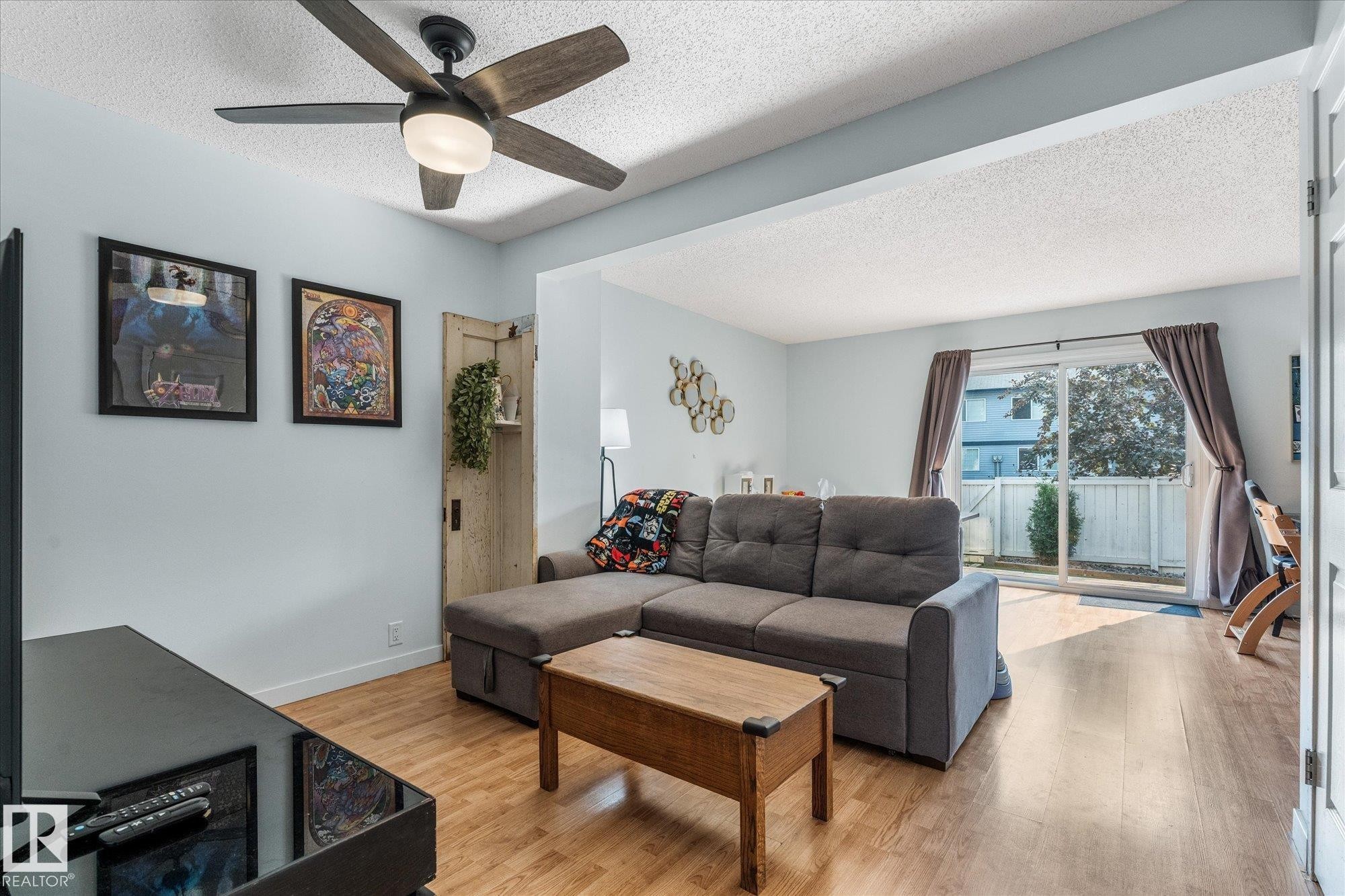 #26 100 Westridge Cr, Spruce Grove, AB - Indoor Photo Showing Living Room