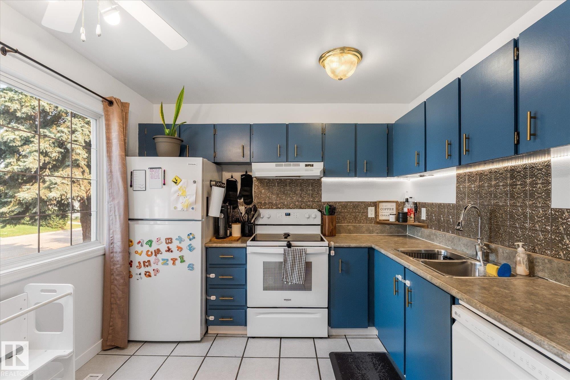 #26 100 Westridge Cr, Spruce Grove, AB - Indoor Photo Showing Kitchen With Double Sink