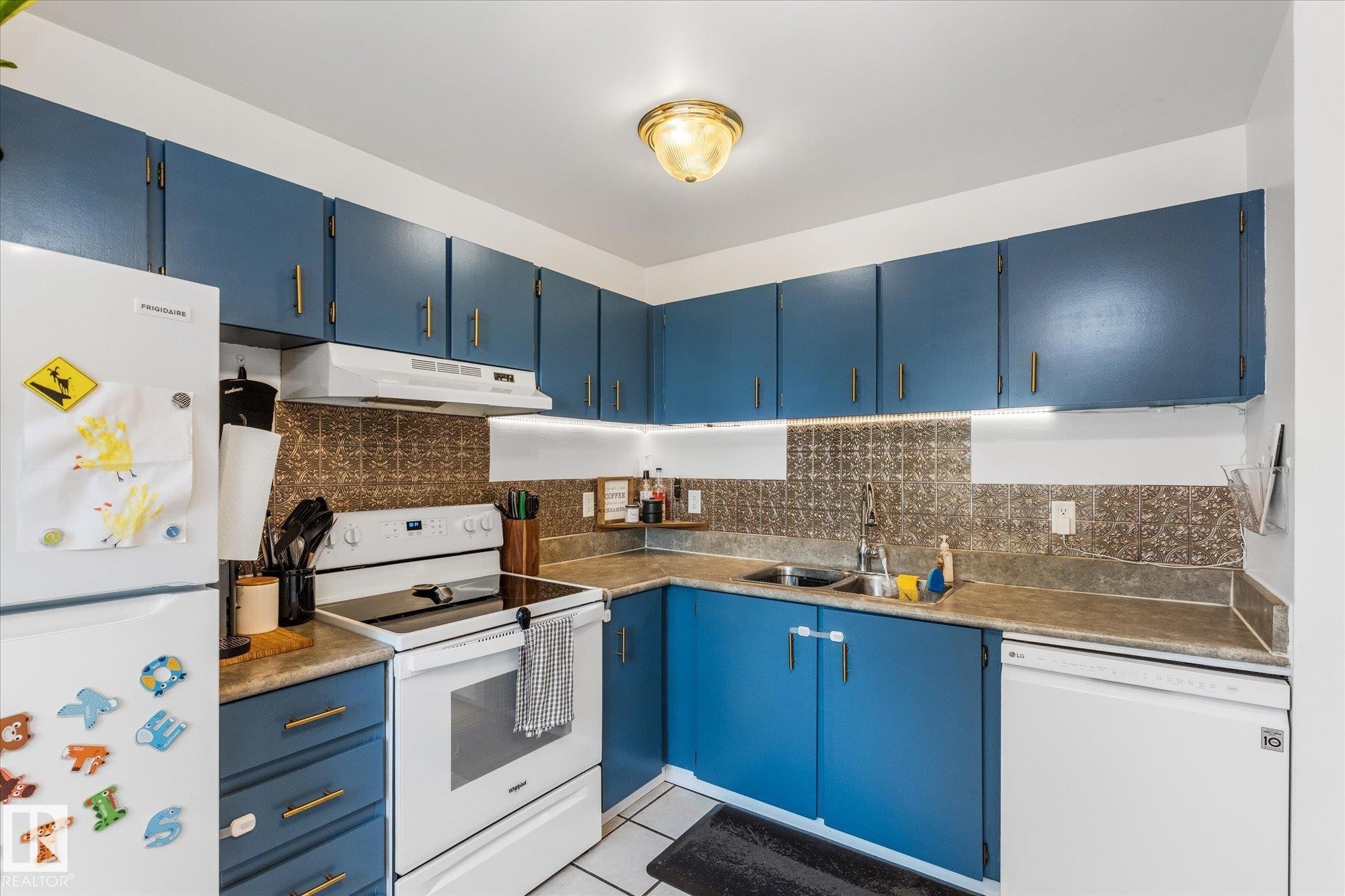 #26 100 Westridge Cr, Spruce Grove, AB - Indoor Photo Showing Kitchen With Double Sink