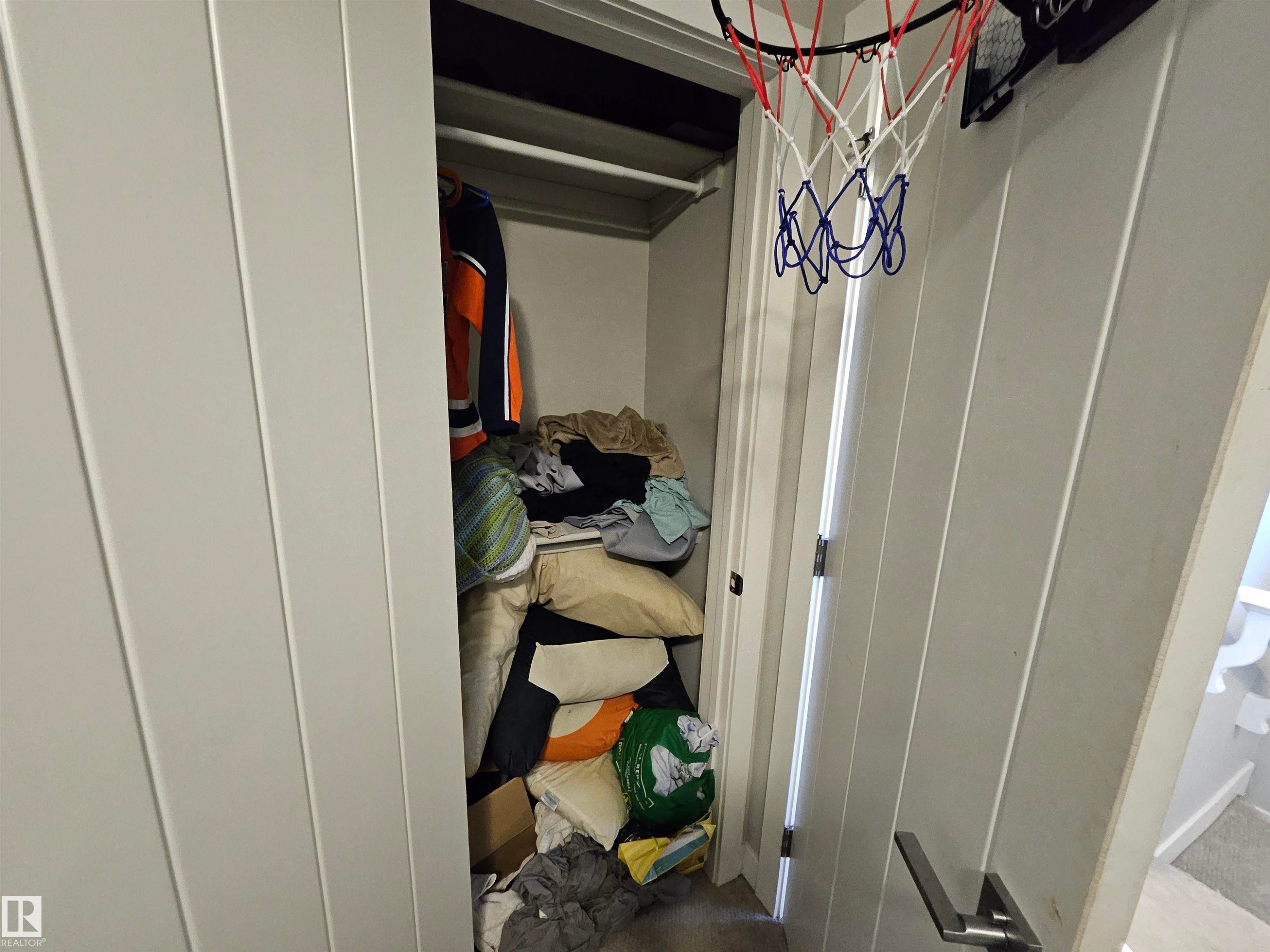 Image quality insufficient for description - 13309 104 Street Nw, Edmonton, AB - Indoor