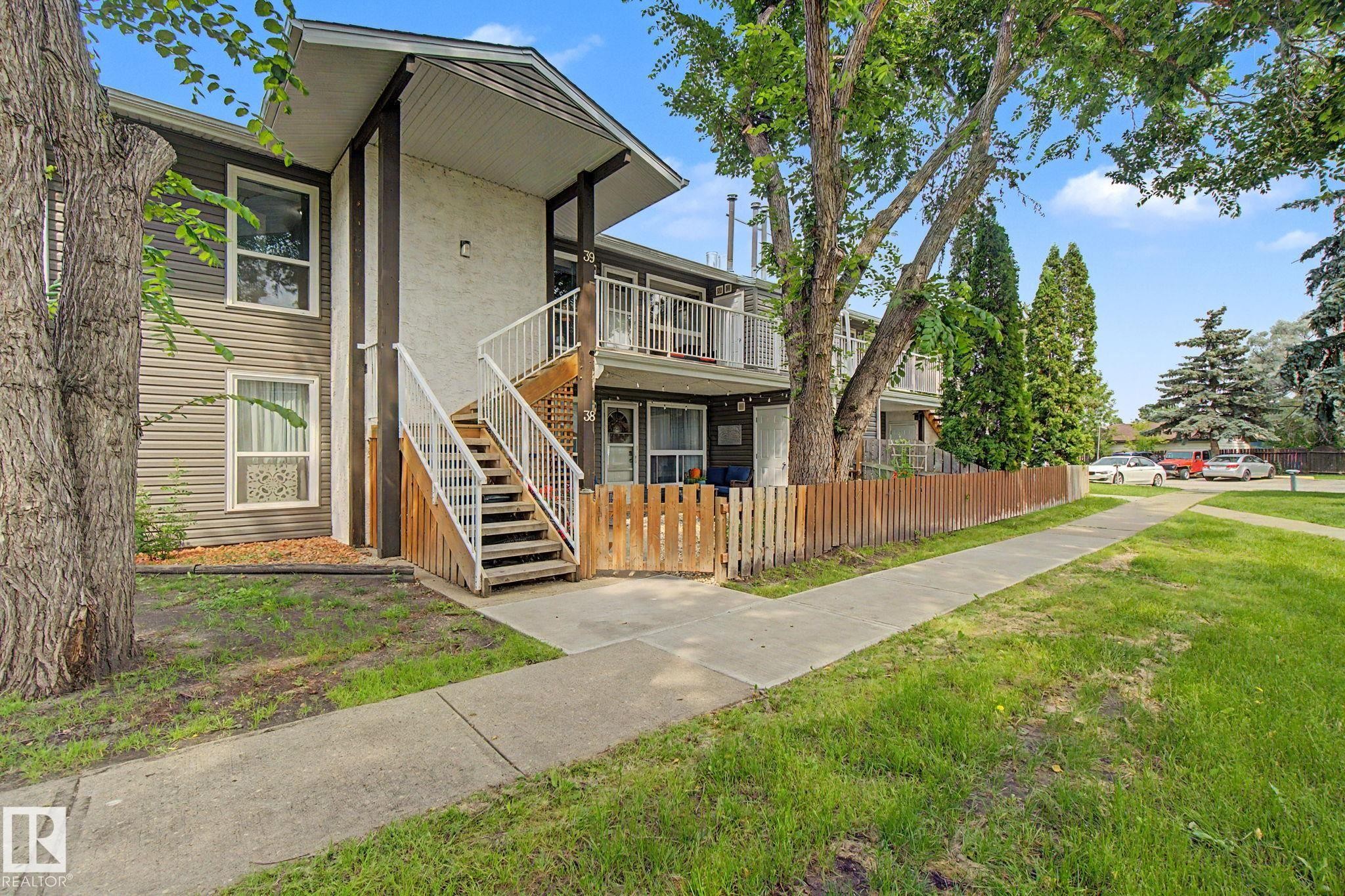 Multi-level residential building featuring horizontal siding and stucco accents - #39 3111 142 Av Nw, Edmonton, AB - Outdoor