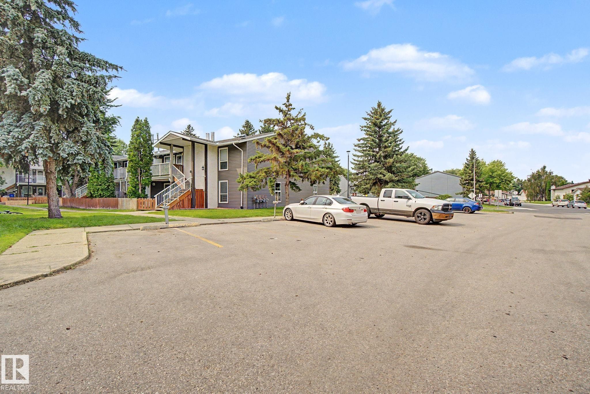 Asphalt parking area with painted space markers - #39 3111 142 Av Nw, Edmonton, AB - Outdoor