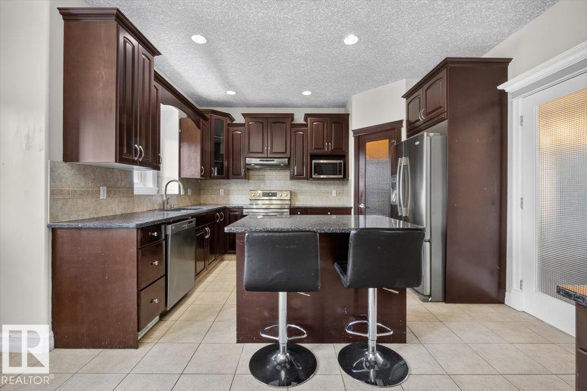 2836 34A Avenue Nw, Edmonton, AB - Indoor Photo Showing Kitchen With Upgraded Kitchen
