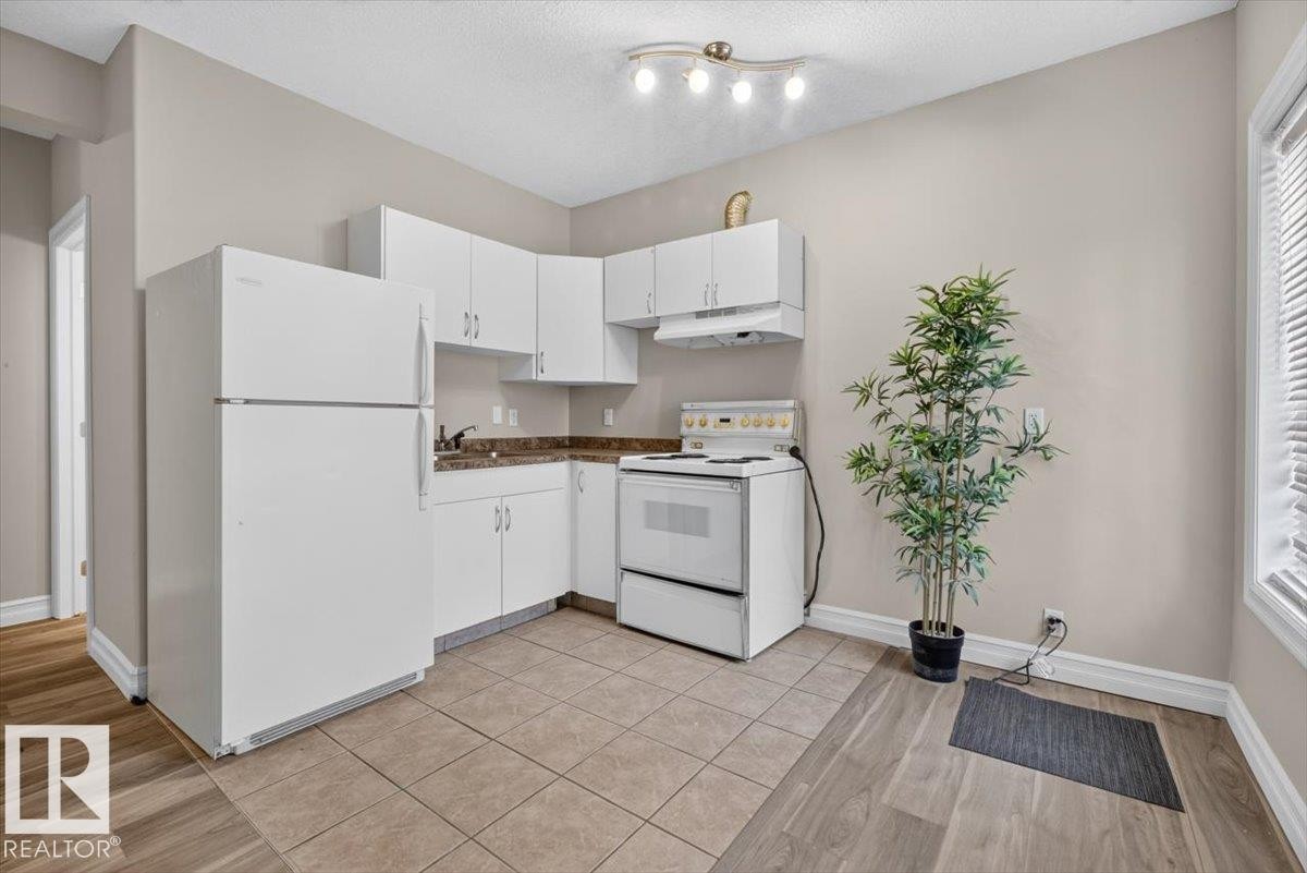 2836 34A Avenue Nw, Edmonton, AB - Indoor Photo Showing Kitchen