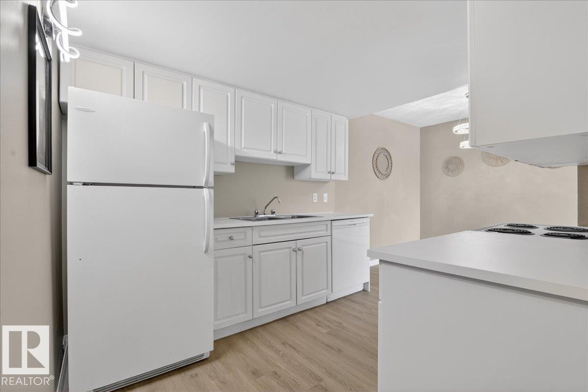 #309 2908 116A Av Nw, Edmonton, AB - Indoor Photo Showing Kitchen
