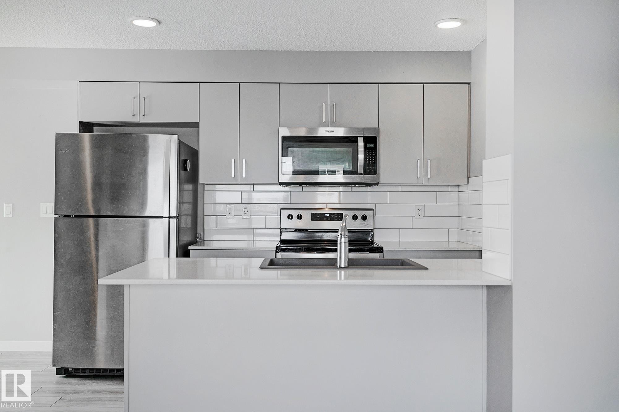 #20 1530 Tamarack Boulevard Nw, Edmonton, AB - Indoor Photo Showing Kitchen With Upgraded Kitchen